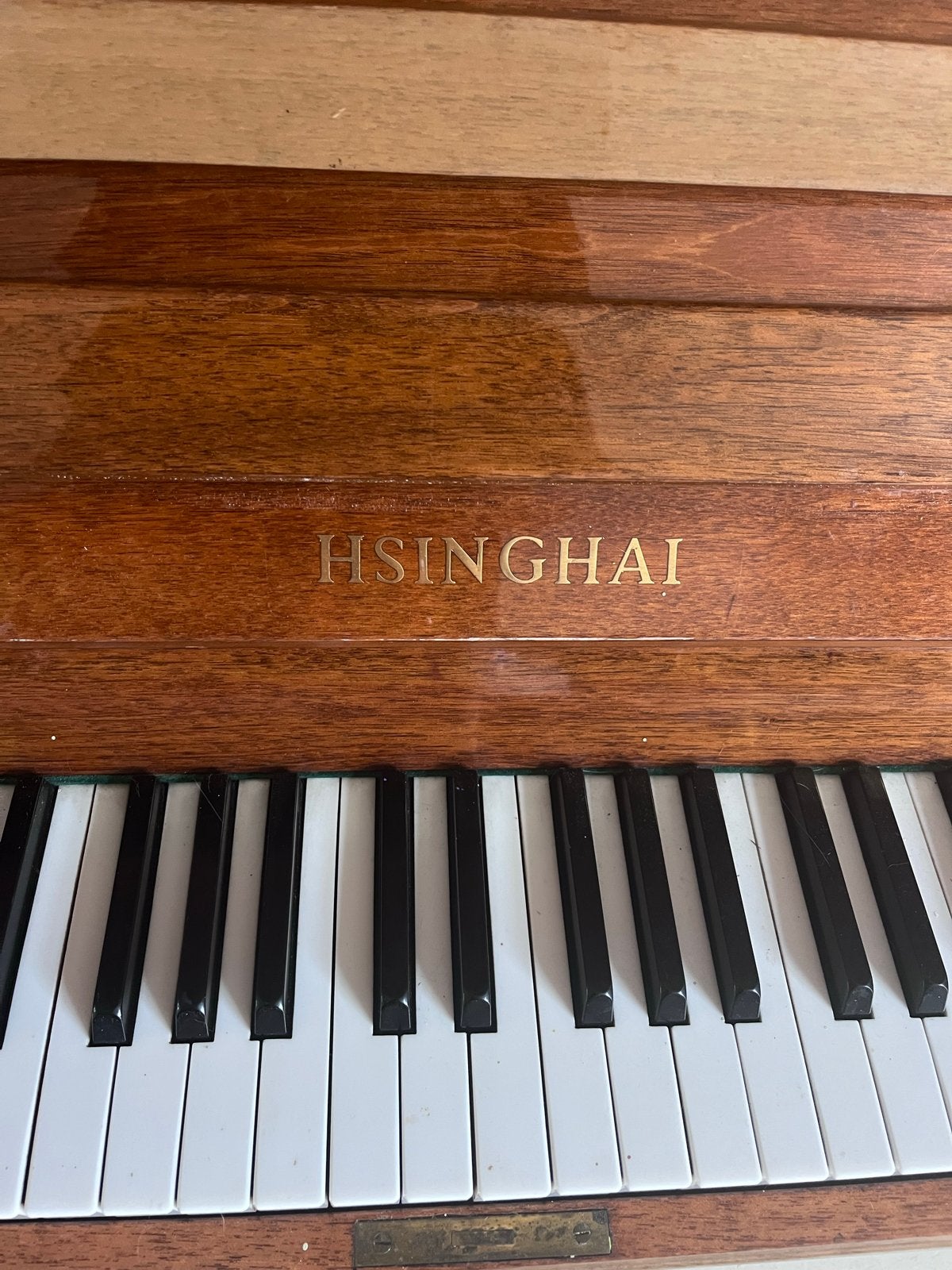 Gratis Hsinghai piano - nog bespeelbaar, Ophalen, Zo goed als nieuw, Bruin, Piano