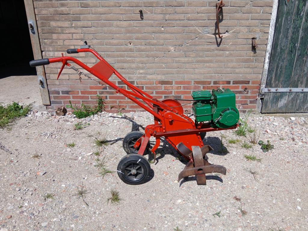 Tuinfrees Spitmachine Moestuin, Ophalen