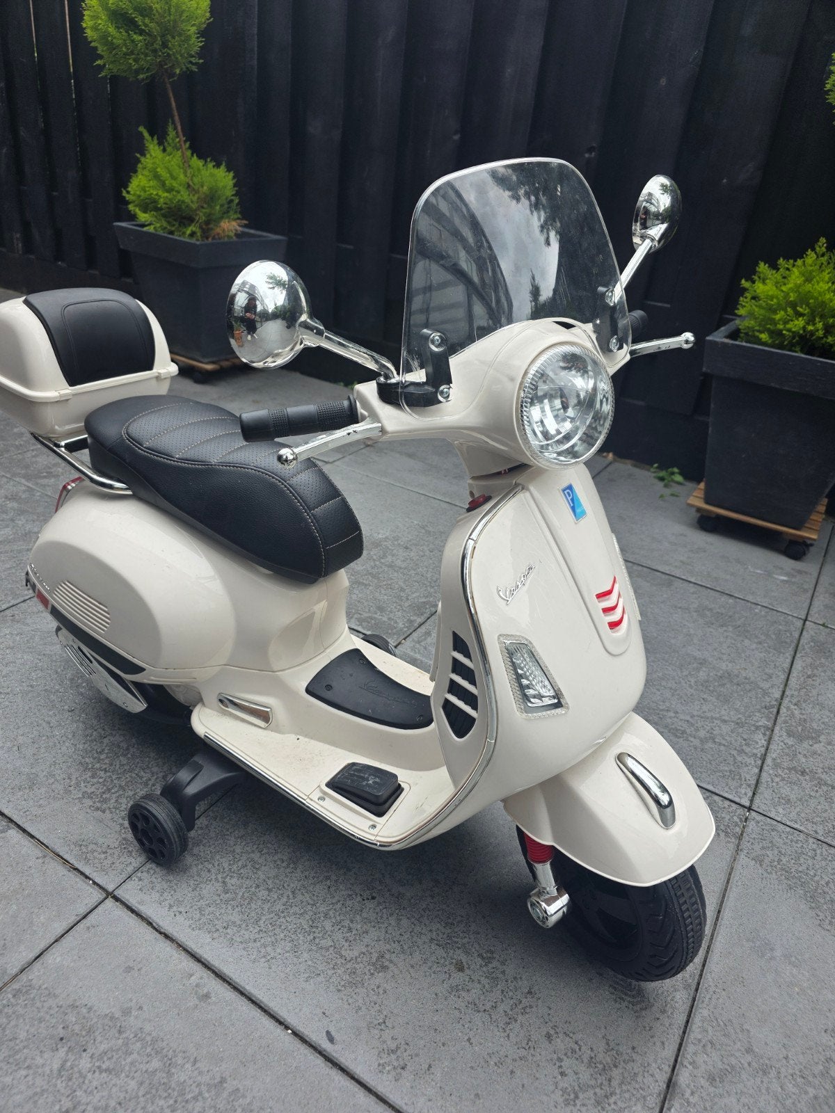 Elektrische kinder Vespa scooter met zijwieltjes, Ophalen, Gebruikt, Loopvoertuig