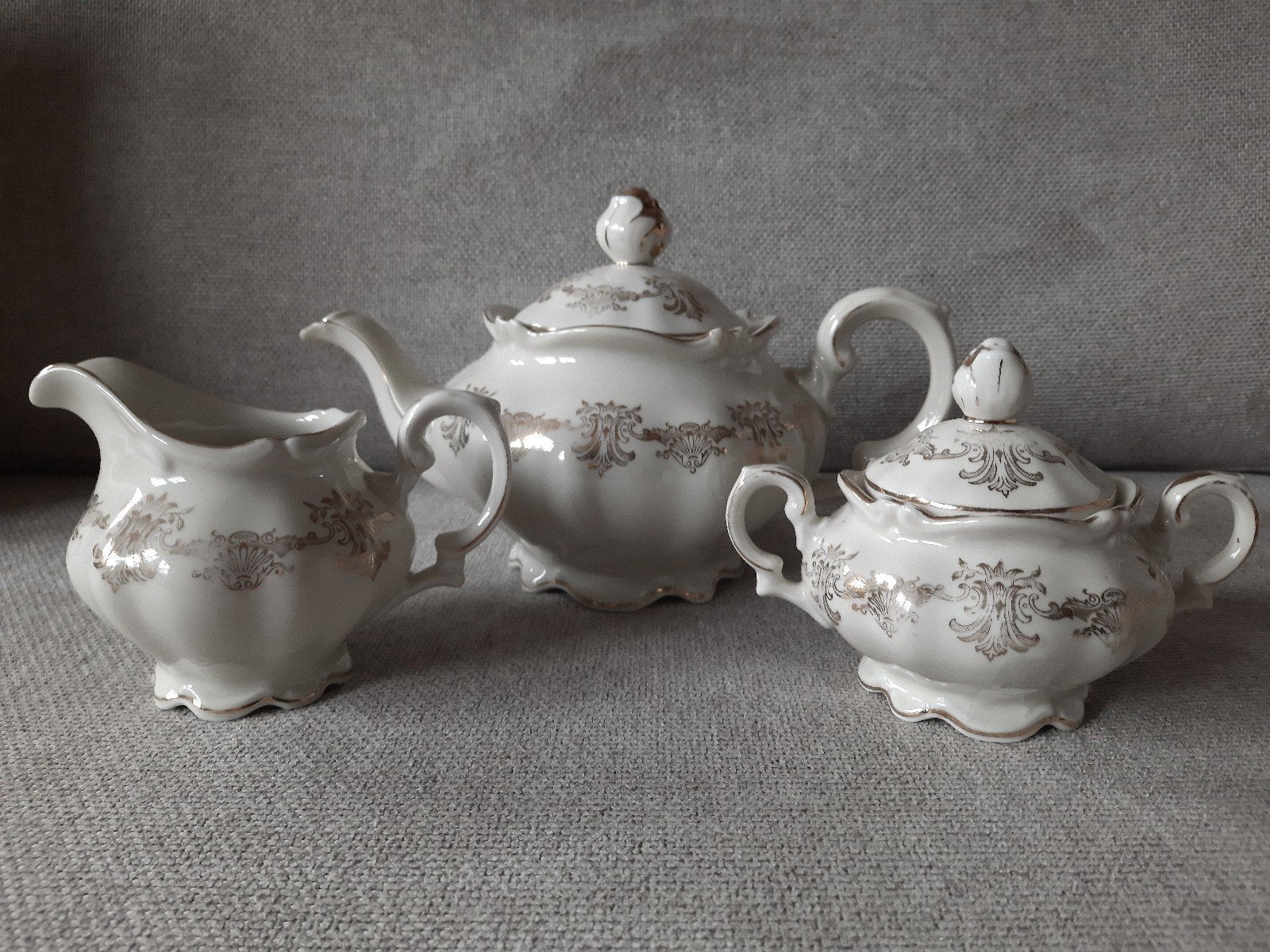 Vintage theeservies met gouden decoratie, Gebruikt, Vintage, Ophalen of Verzenden, Porselein