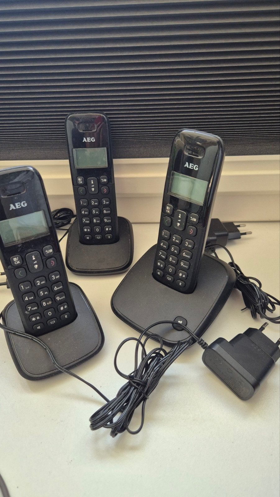 3 AEG Voxtel D100 huistelefoons met opladers, Ophalen of Verzenden, Gebruikt, 3 handsets
