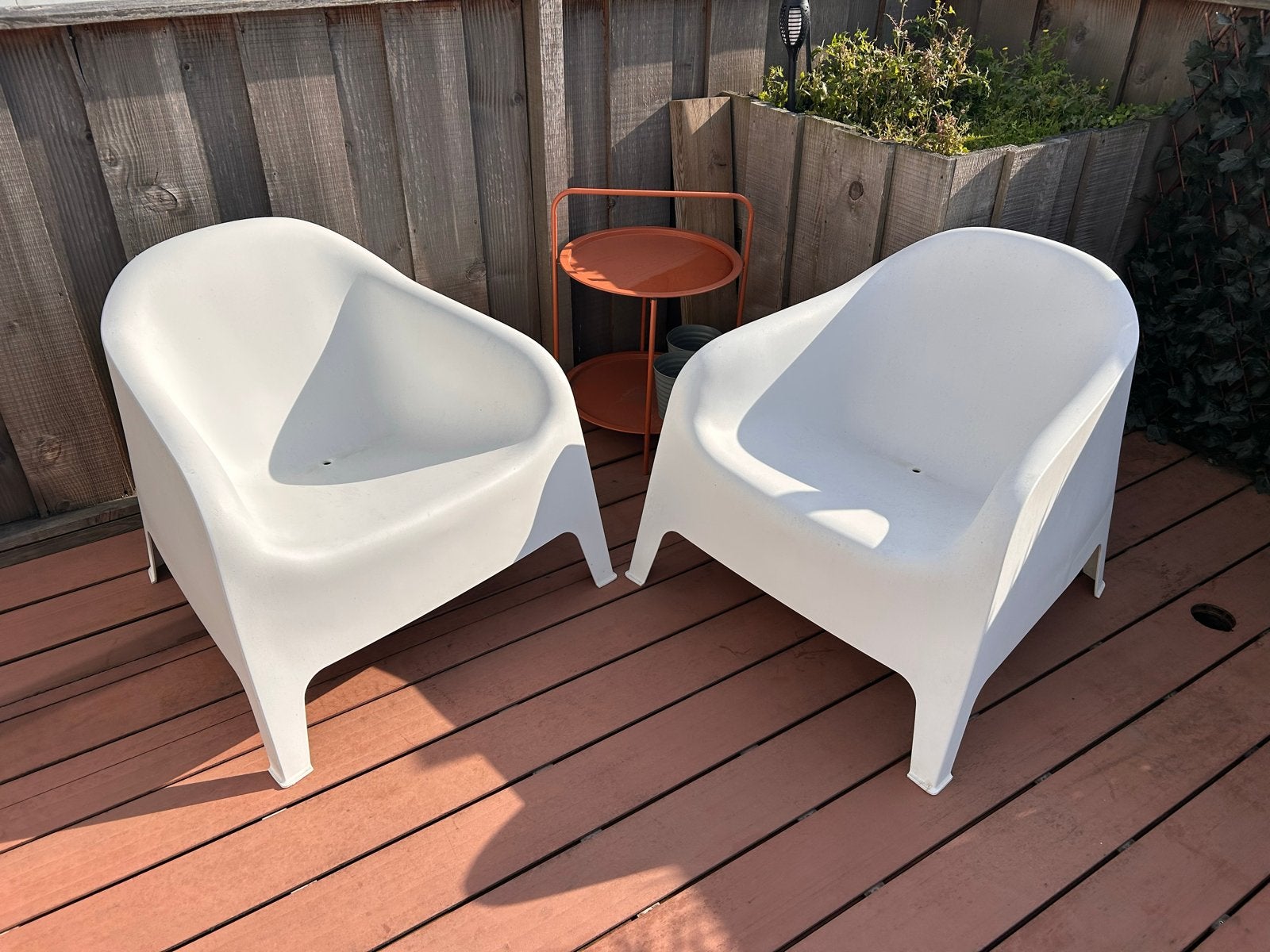 2x Witte kunststof tuinstoelen - Gebruikt, Ophalen of Verzenden, Gebruikt, Kunststof