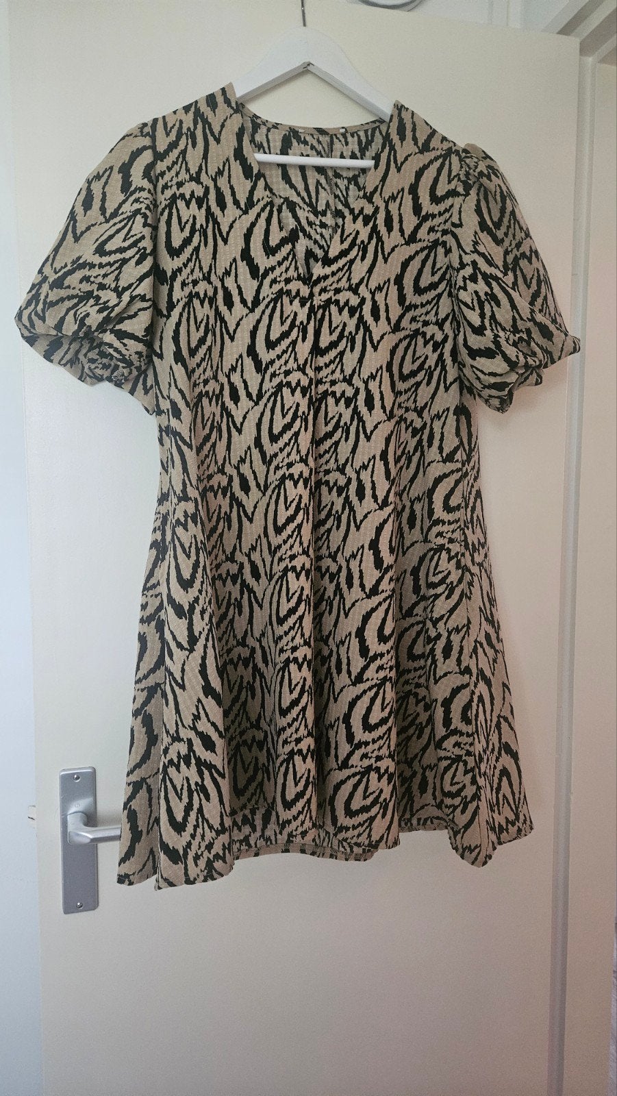 Jurk met plofmouwen en zebraprint - Maat M, Maat 38/40 (M), Beige, Ophalen of Verzenden, Zo goed als nieuw