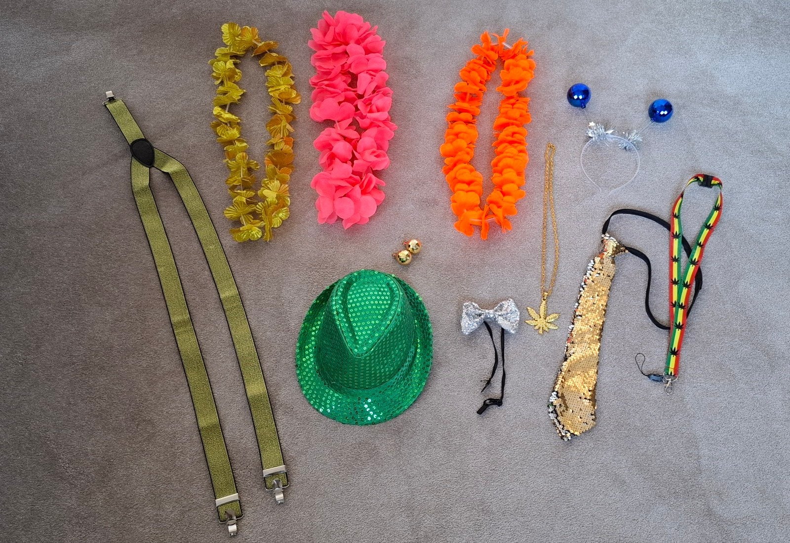 Compleet Feestpakket: Hoed, Bretels, Ketting & Meer!, Ophalen, Zo goed als nieuw