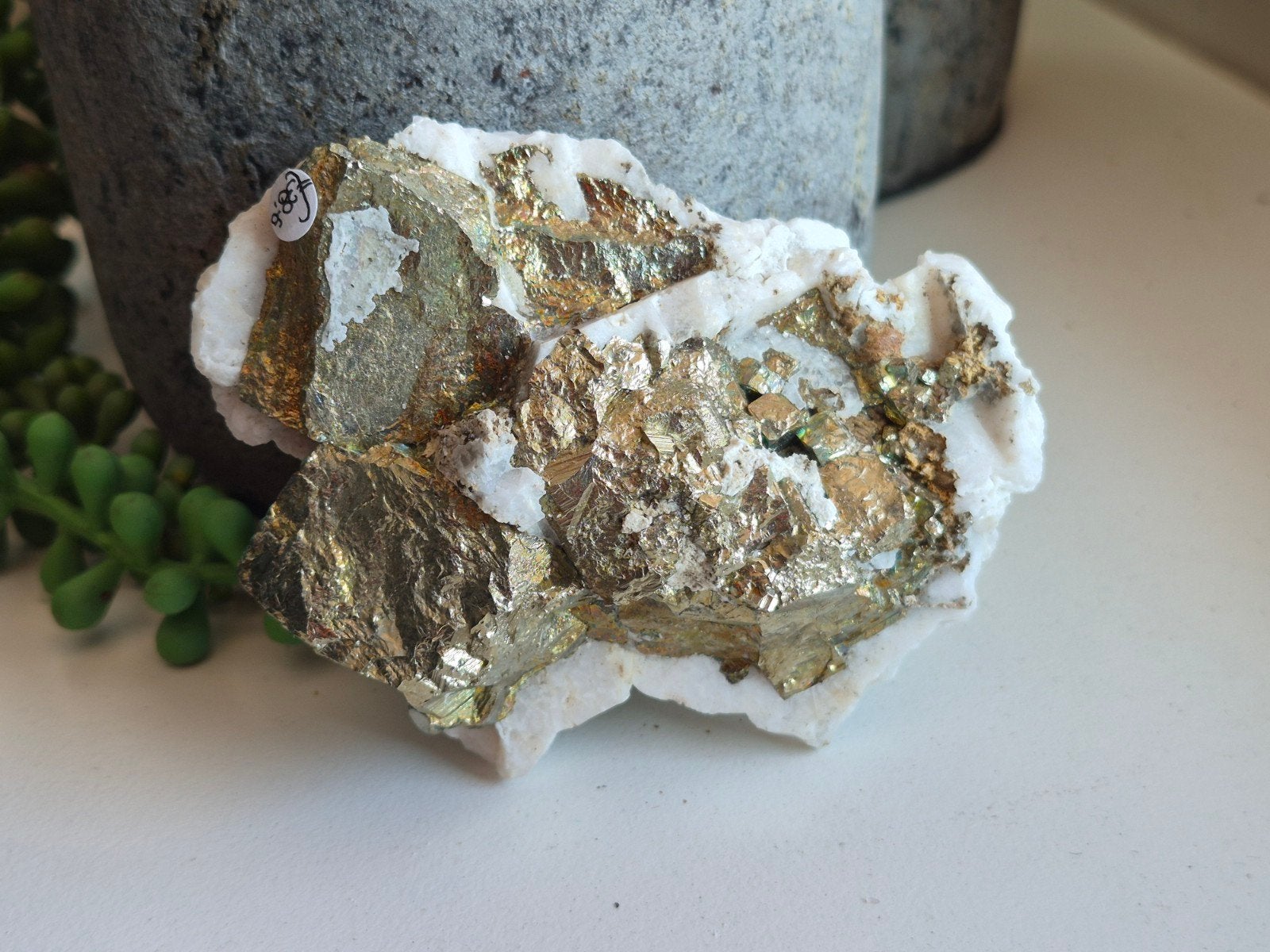 pyriet met mangano calciet en fluoriet, Ophalen of Verzenden
