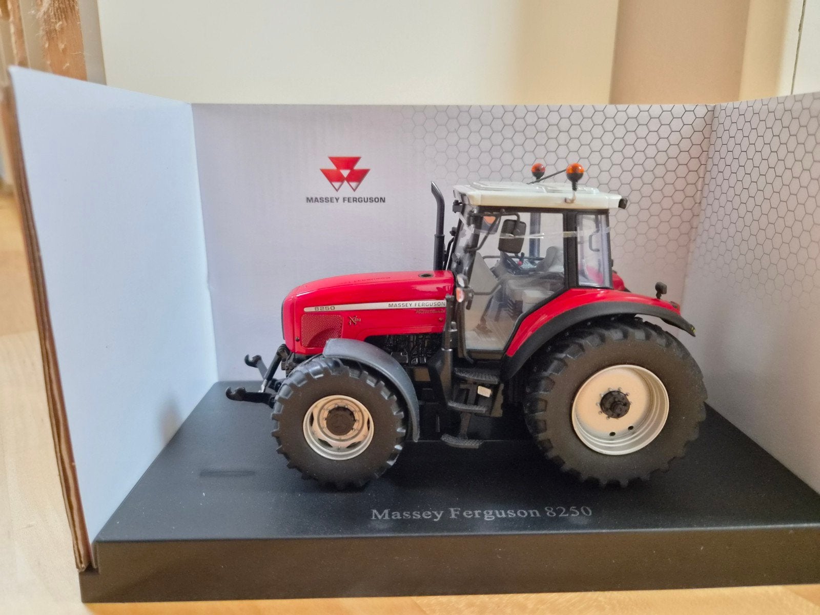 UH Massey Ferguson 8250 Xtra, Ophalen of Verzenden, Zo goed als nieuw, Tractor of Landbouw, Universal Hobbies
