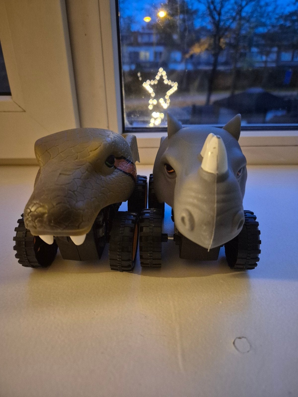 Dino en Neushoorn Monster Trucks Speelgoed, Kinderen en Baby's, Ophalen of Verzenden, Gebruikt, Jongen of Meisje