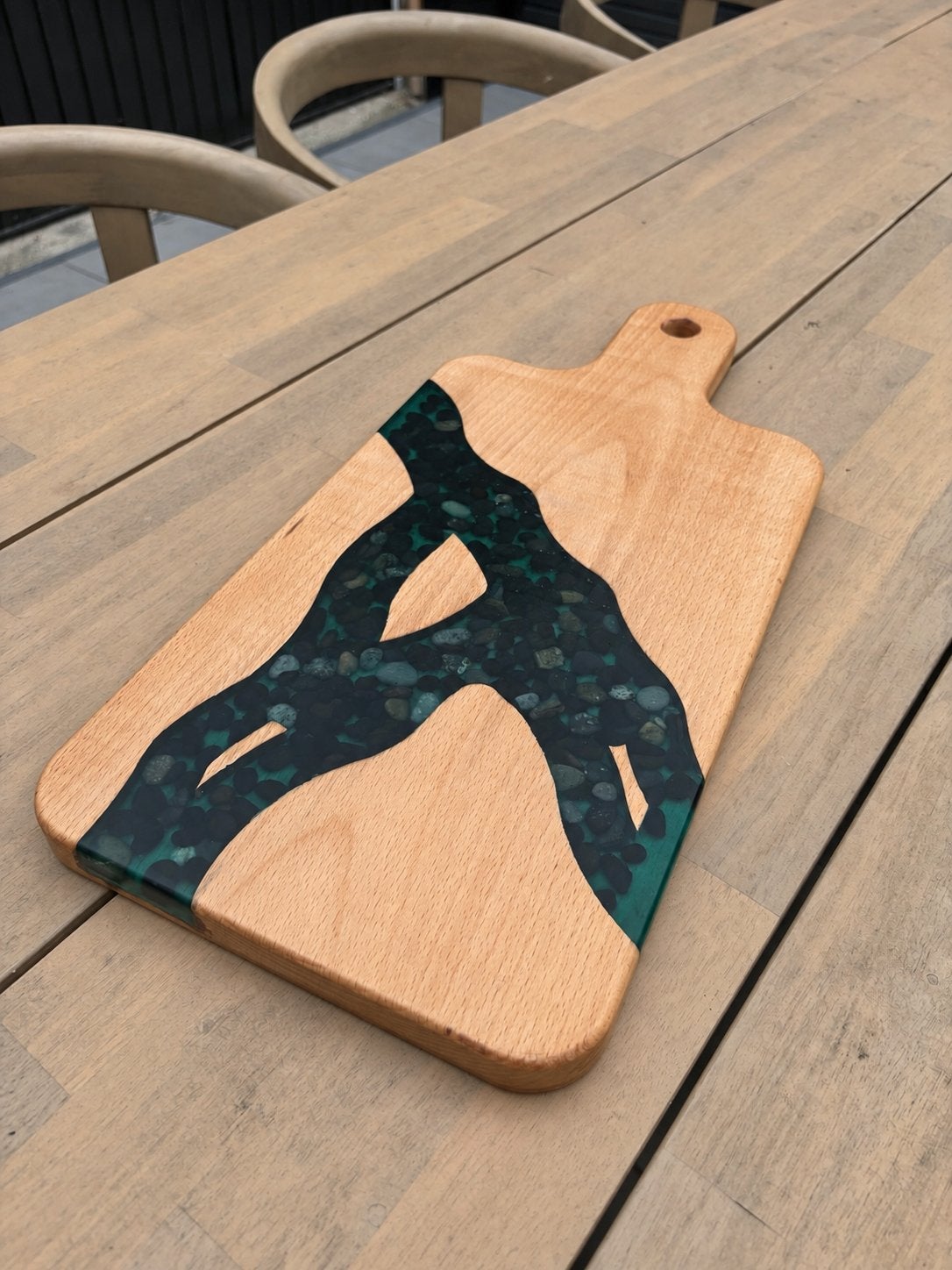 Luxe Beuken Borrelplank met Epoxy Rivier met kiezelstenen, Hout, Snij-/serveerplank, Nieuw, Ophalen of Verzenden
