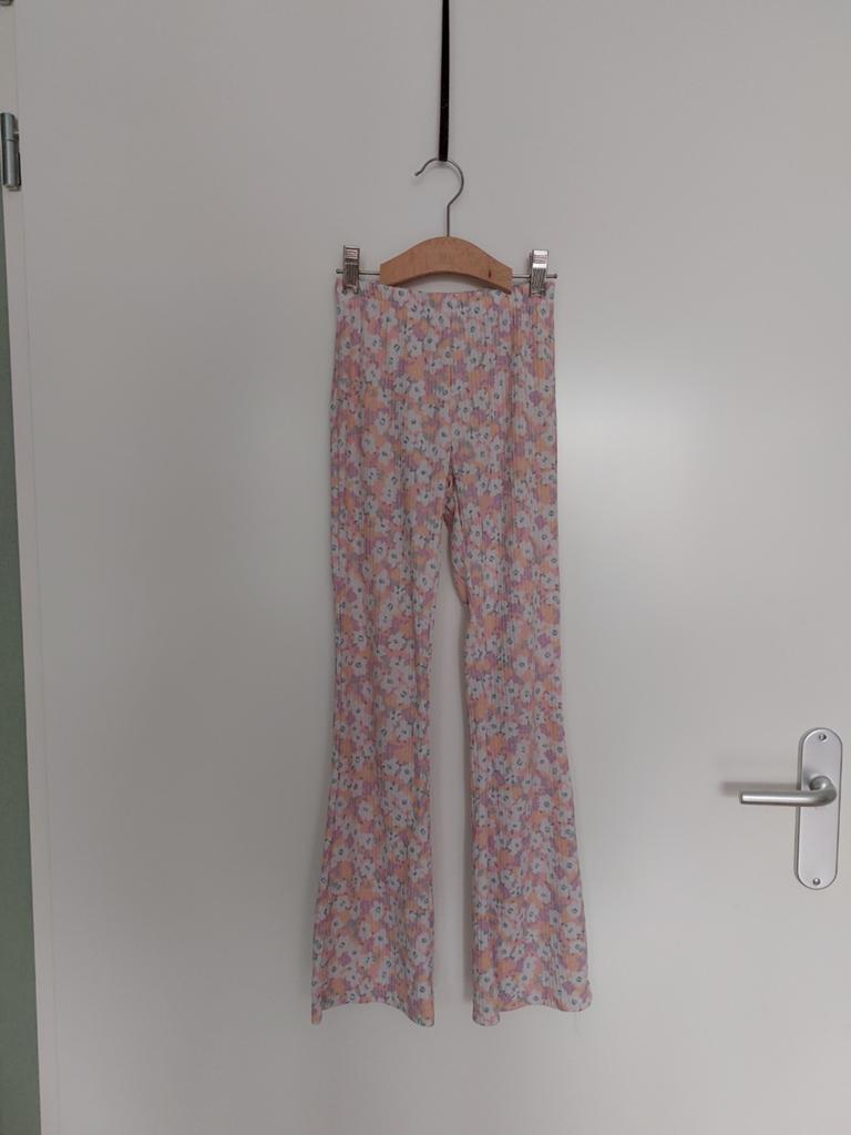 Flared broek maat 140 z.g.a.n. Flared legging maat 140 zgan, Kinderen en Baby's, Kinderkleding | Maat 140, Ophalen of Verzenden