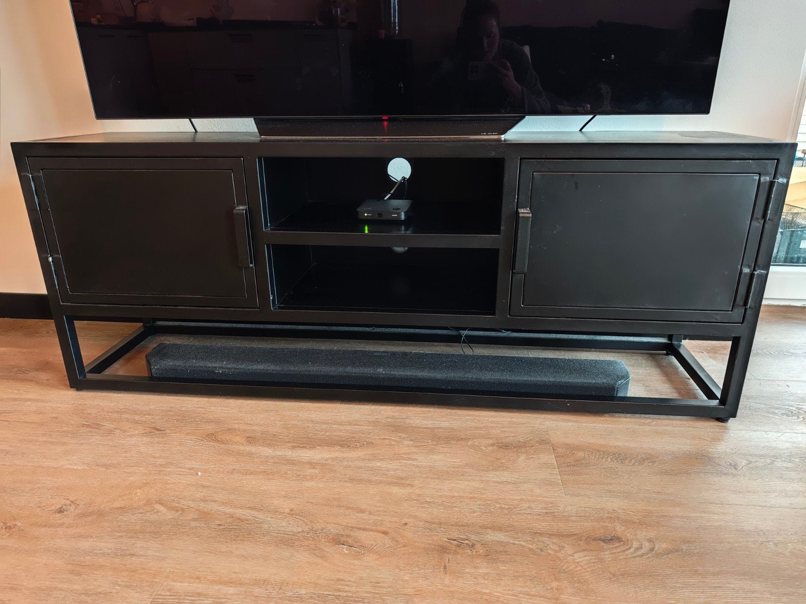 Zwart stalen tv dressoir., Huis en Inrichting, Kasten | Televisiemeubels, Ophalen, 25 tot 50 cm, Minder dan 100 cm