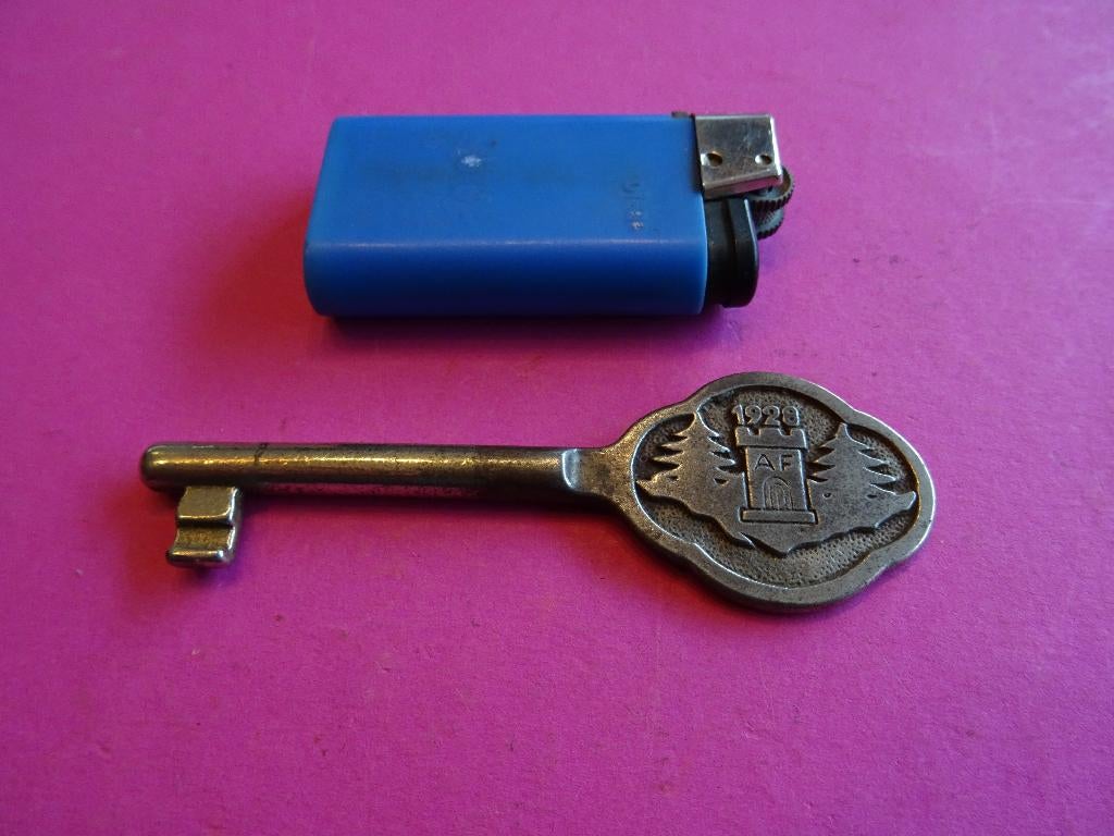MOOIE ANTIEKE KAST SLEUTEL 1928 KASTEEL SLEUTELS SLOT, Antiek en Kunst, Curiosa en Brocante, Ophalen of Verzenden