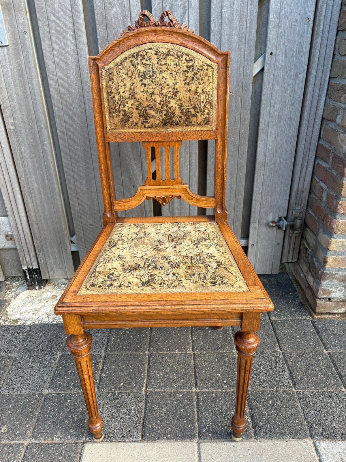 Antiek stoeltje.  Opknapper, Ophalen