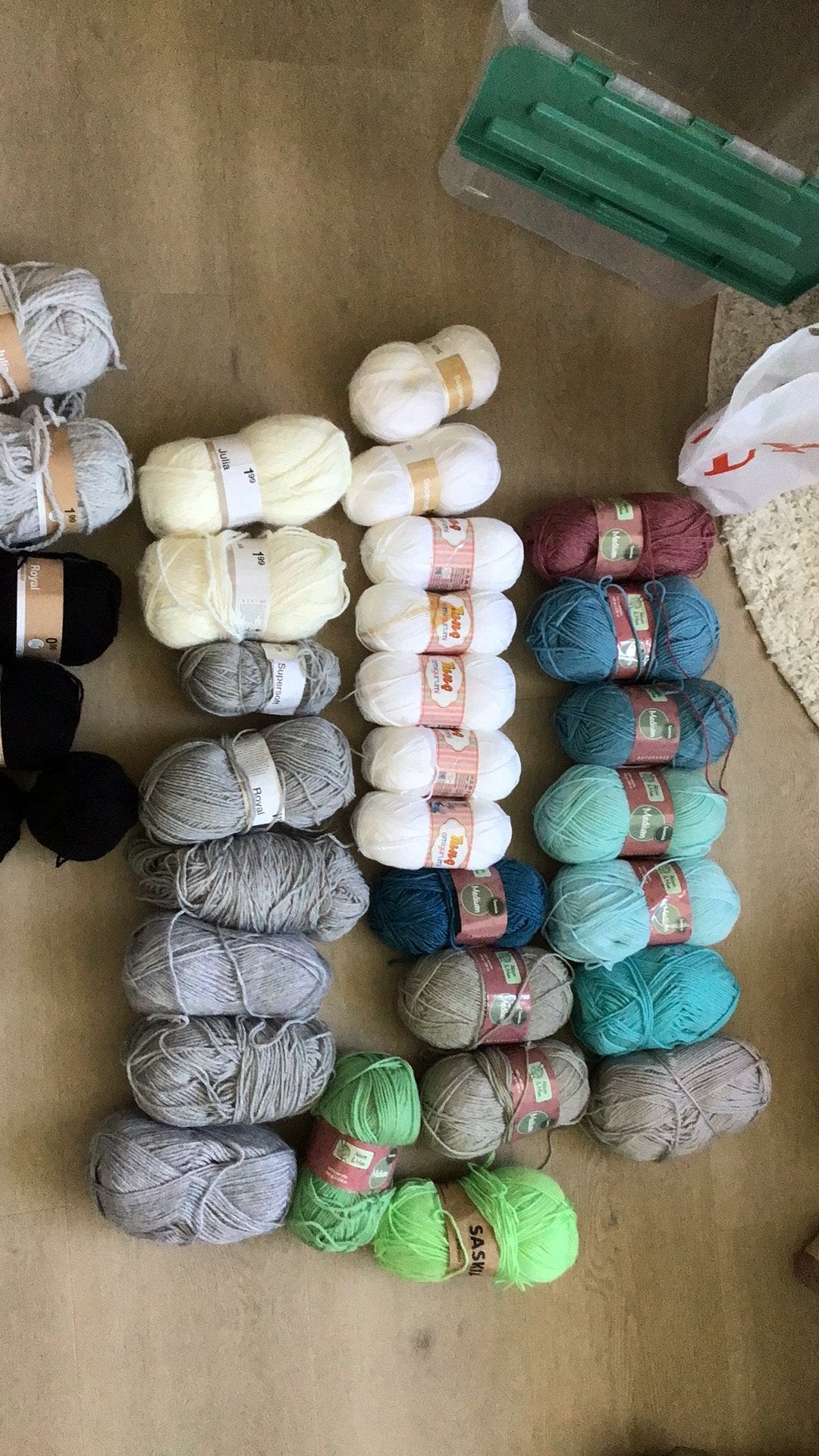 Tevkoop div.bollen acryl van zeeman en action ,tunc amigurum, Hobby en Vrije tijd, Ophalen of Verzenden, Zo goed als nieuw, Breien of Haken