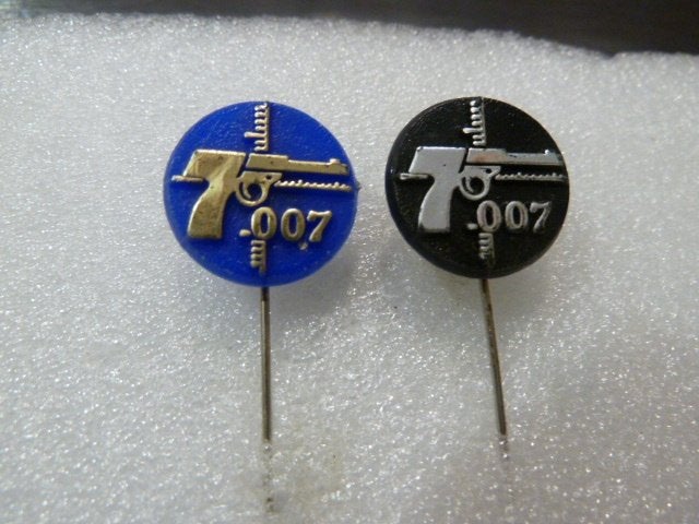 2 James Bond 007 Speldjes - Pistool Design, Verzamelen, Ophalen of Verzenden, Gebruikt, Overige onderwerpen, Speldje of Pin