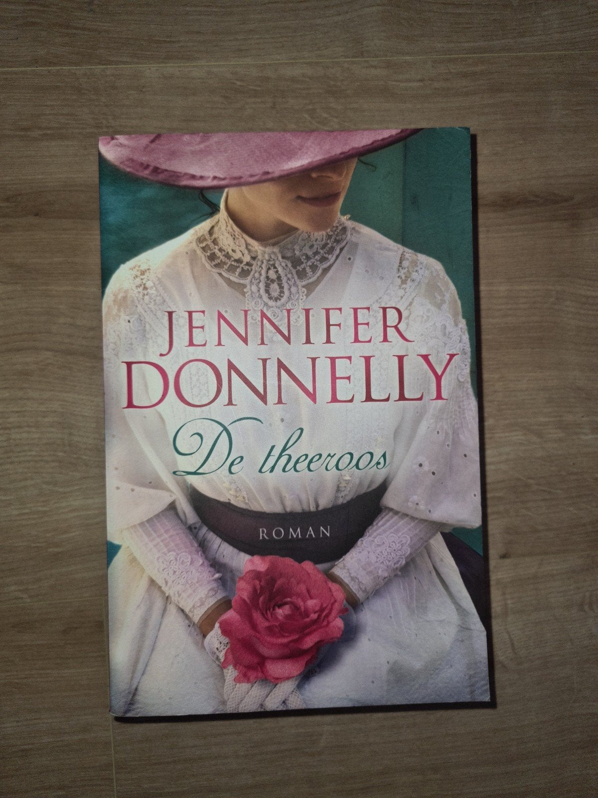 Jennifer Donnelly - De theeroos (Roman), Ophalen of Verzenden, Zo goed als nieuw, Jennifer Donnelly, Nederland