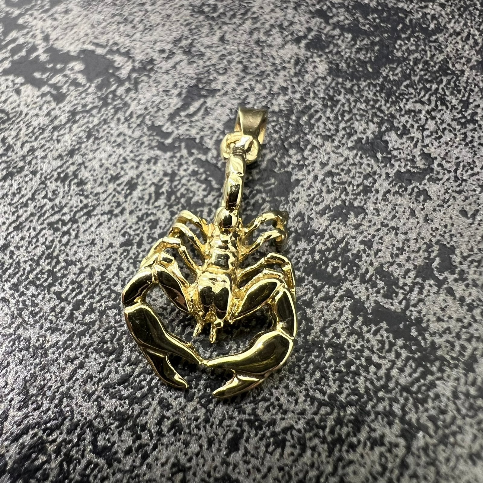 14 karaat gouden hanger schorpieon kettinghanger, Sieraden, Tassen en Uiterlijk, Bedels, Ophalen of Verzenden, Zo goed als nieuw