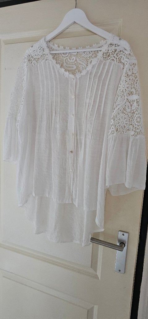 Witte blouse, lange mouwen en kant aan de achterkant, mt, Ophalen of Verzenden, Zo goed als nieuw, Maat 38/40 (M), Wit