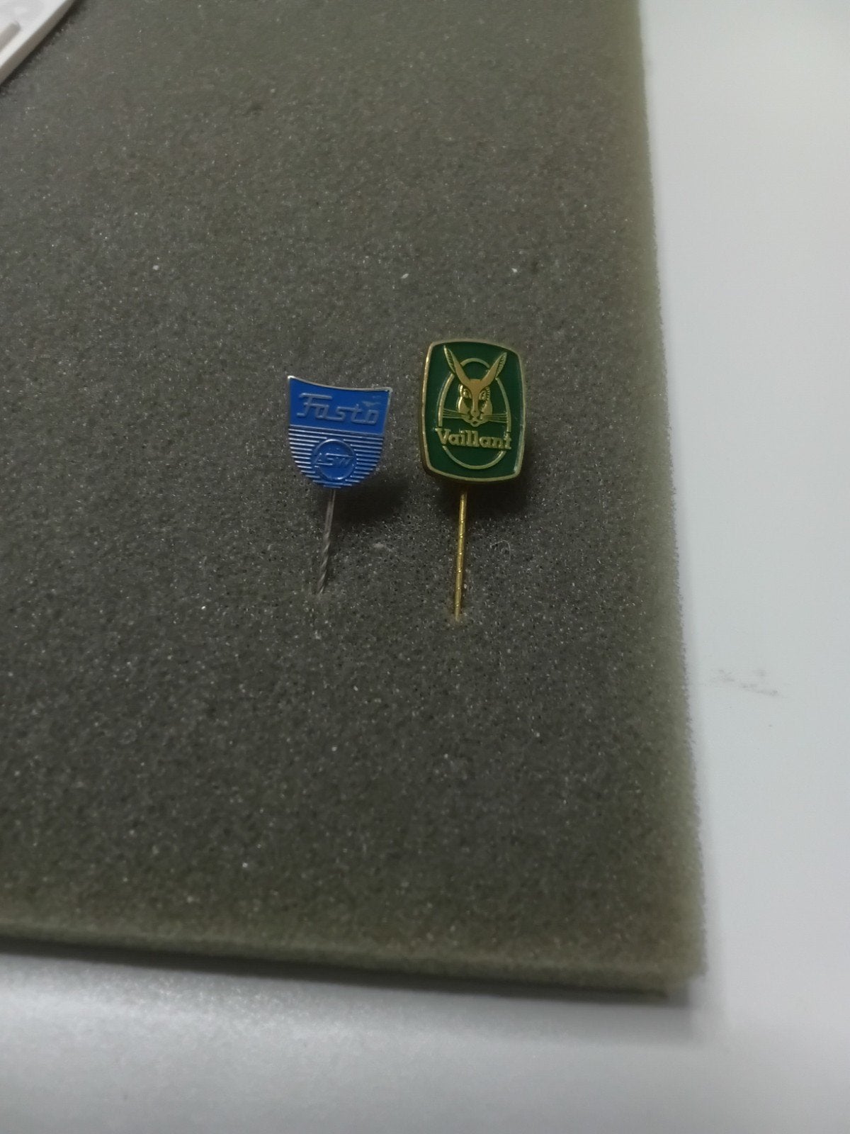 2 verschillende speldjes van geiser merken, Ophalen of Verzenden, Gebruikt, Overige onderwerpen