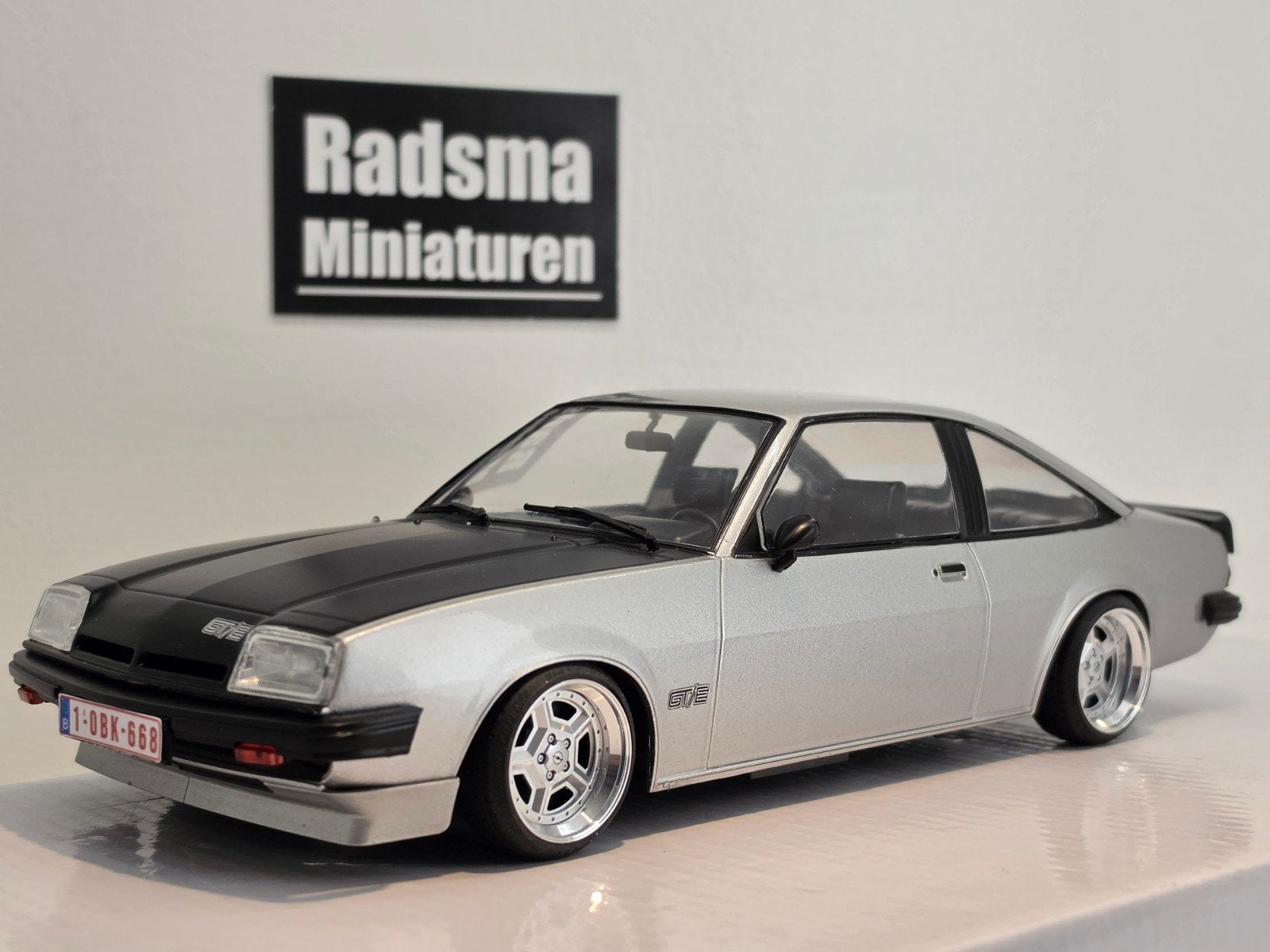 Opel Manta B GT/E - Verlaagd + Alu Velgen - 1:18 MCG Custom, Auto, Ophalen of Verzenden, Zo goed als nieuw, ModelCarGroup Custom by Radsma