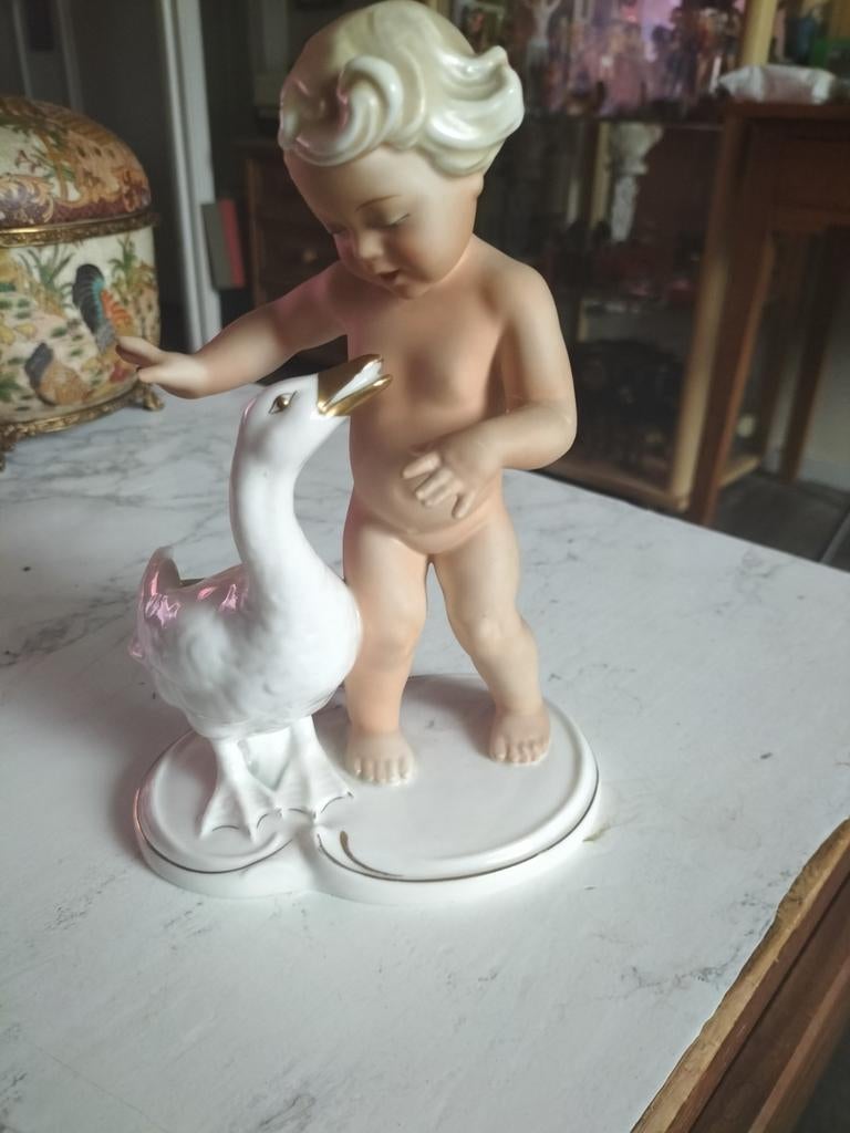 Porseleinen beeldje van jongen met gans, Antiek en Kunst, Kunst | Beelden en Houtsnijwerken, Ophalen of Verzenden