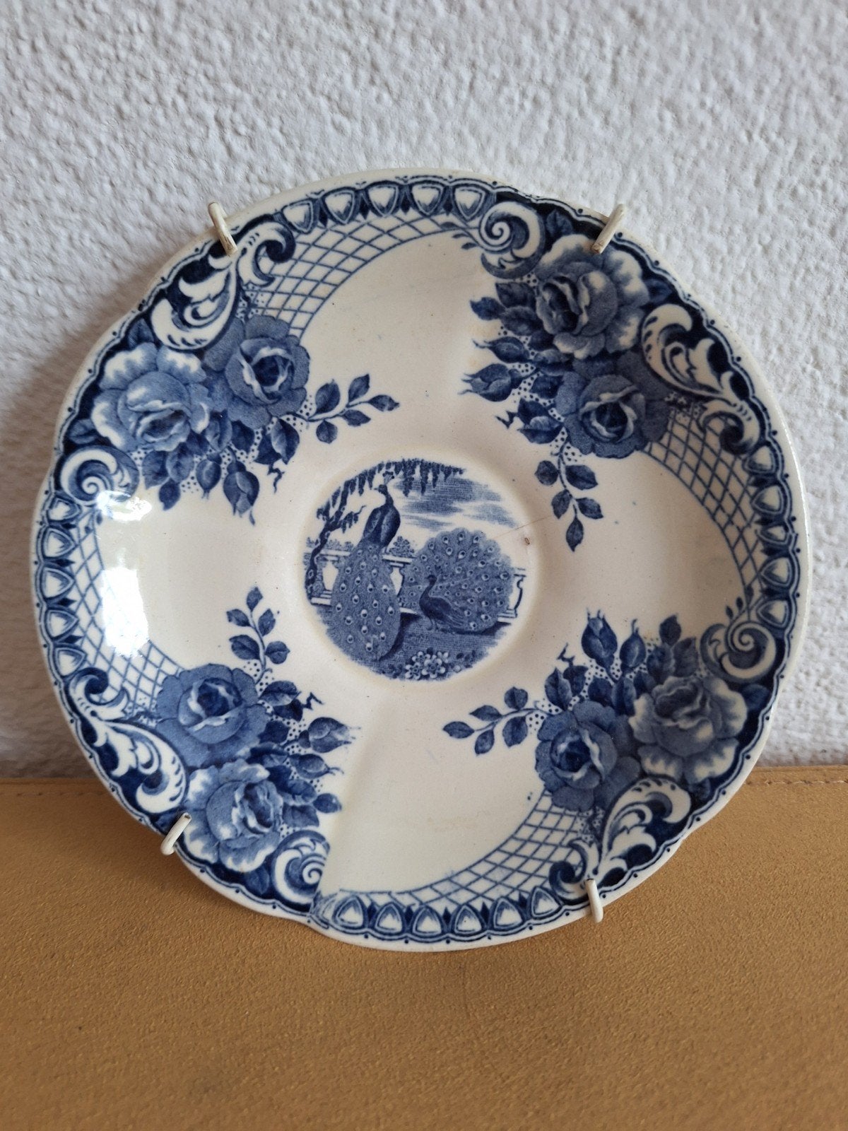 Antiek Maastrichts Aardewerk Schoteltje 'Peacock', Ophalen