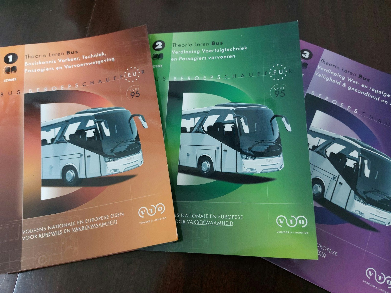 Theorieboeken bus rijbewijs incl code95, Ophalen, Zo goed als nieuw