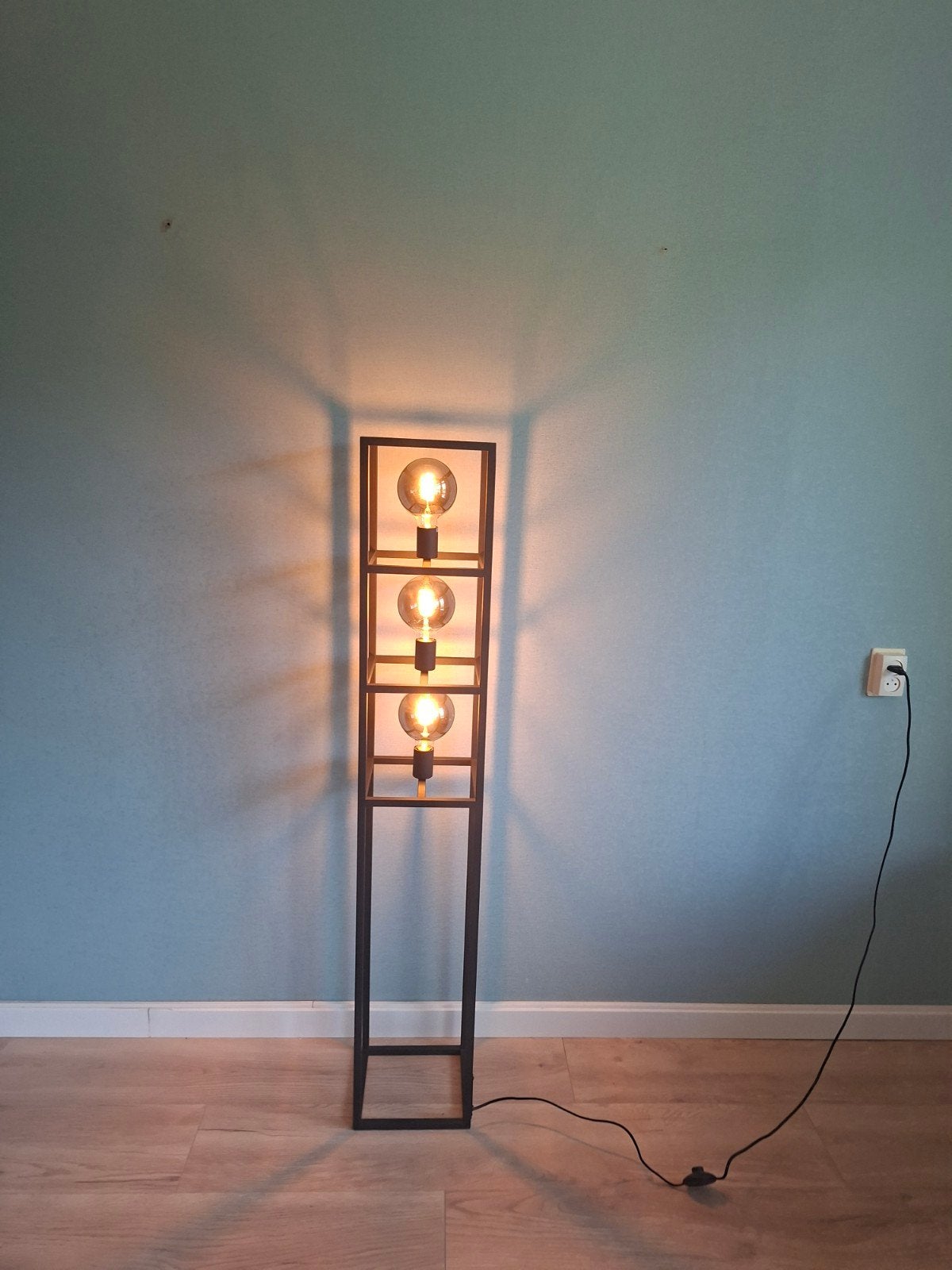 Stijlvolle vloerlamp met 3 standen door voetschakelaar, Modern, Industrieel, Zo goed als nieuw, Metaal, 150 tot 200 cm