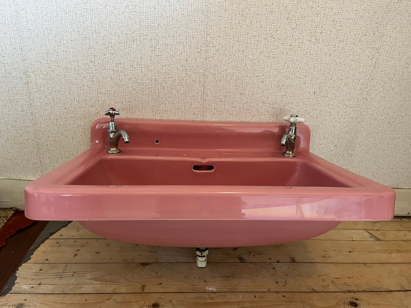 Roze wasbak met kranen en beugels, Ophalen, Gebruikt, Wastafel