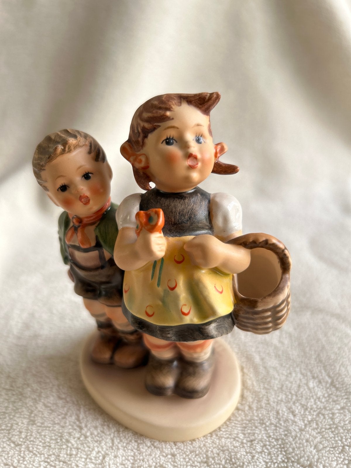 Vintage Hummel beeldje: Jongen en meisje met mandje, Verzamelen, Beelden en Beeldjes, Ophalen of Verzenden, Zo goed als nieuw