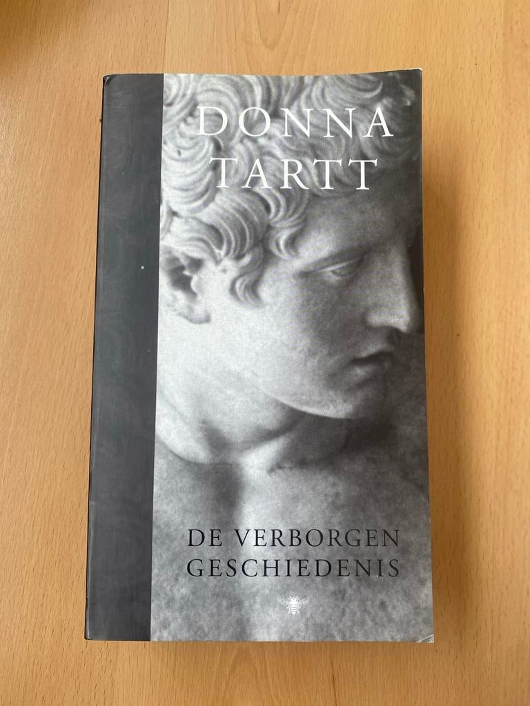 De Verborgen Geschiedenis - Donna Tartt (Prima staat), Ophalen of Verzenden, Zo goed als nieuw