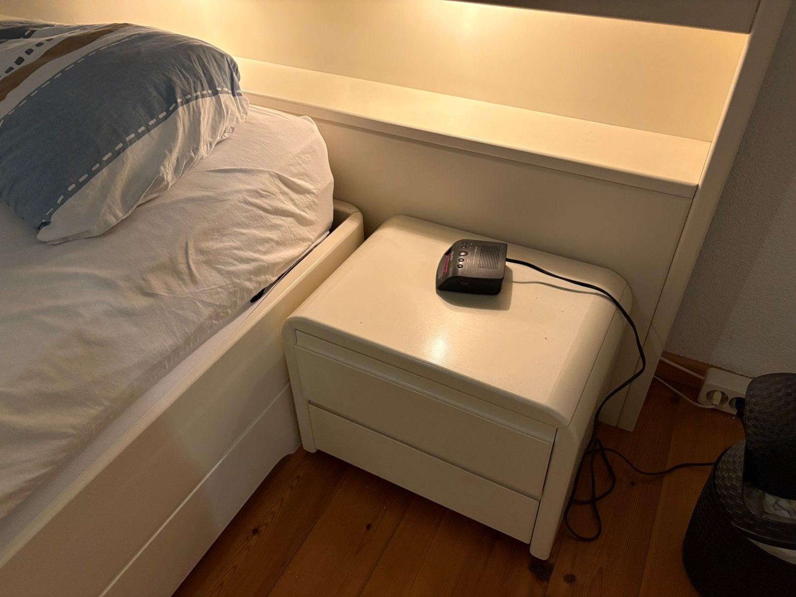 Foto 2 van 2-persoonsbed met achterwand