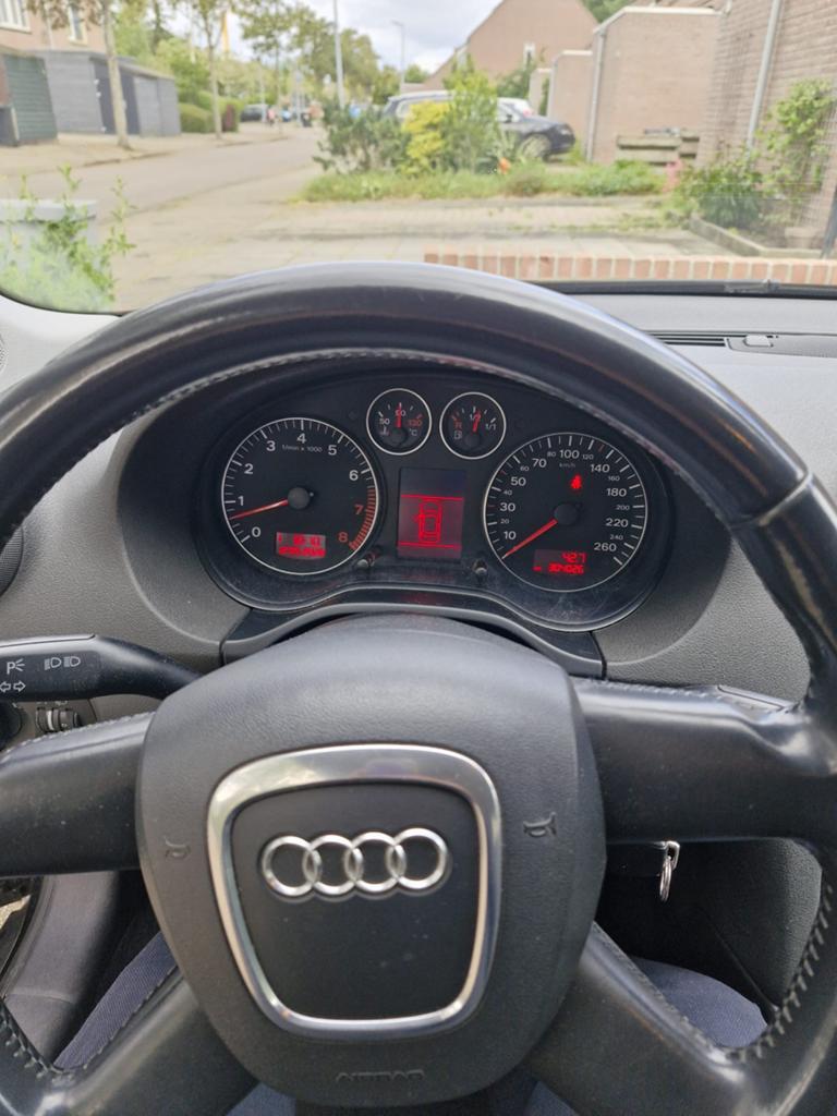 Audi A3 1.6 75KW 3D 2005 Zwart, Auto's, Audi, Voorwielaandrijving, Zwart, 4 cilinders, Zwart