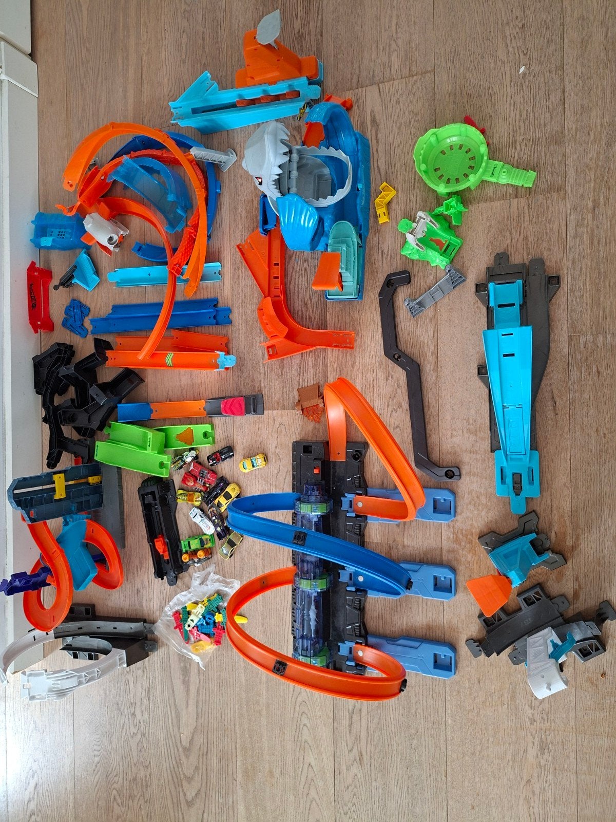 Hot Wheels Spiraal Crash & Robo Haai Racebaan met Extra's, Ophalen of Verzenden, Met looping, Racebaan, Gebruikt