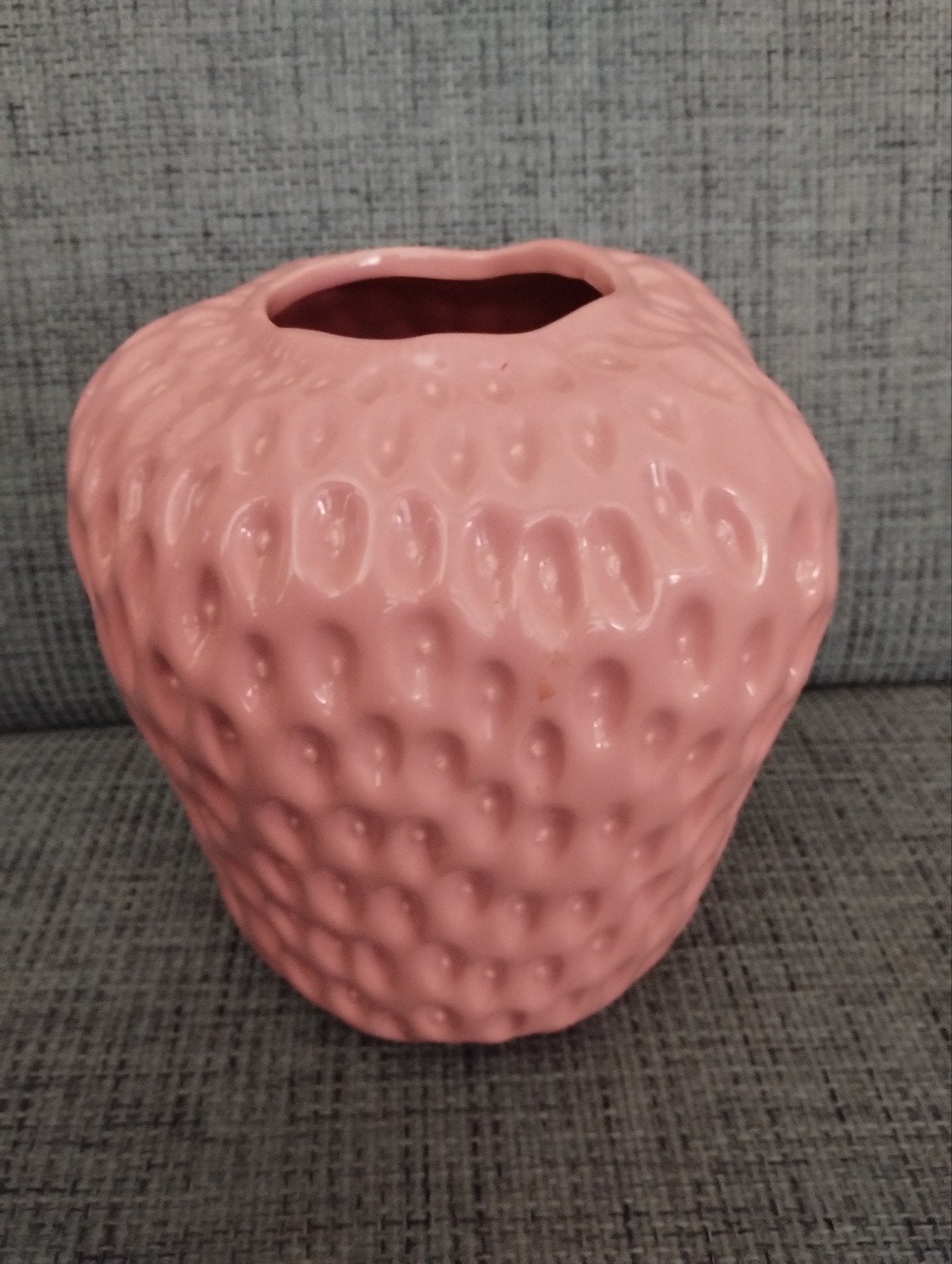 Roze aardbei vaas met unieke textuur - perfect voor bloemen, Huis en Inrichting, Woonaccessoires | Vazen, Ophalen, Met patroon/structuur
