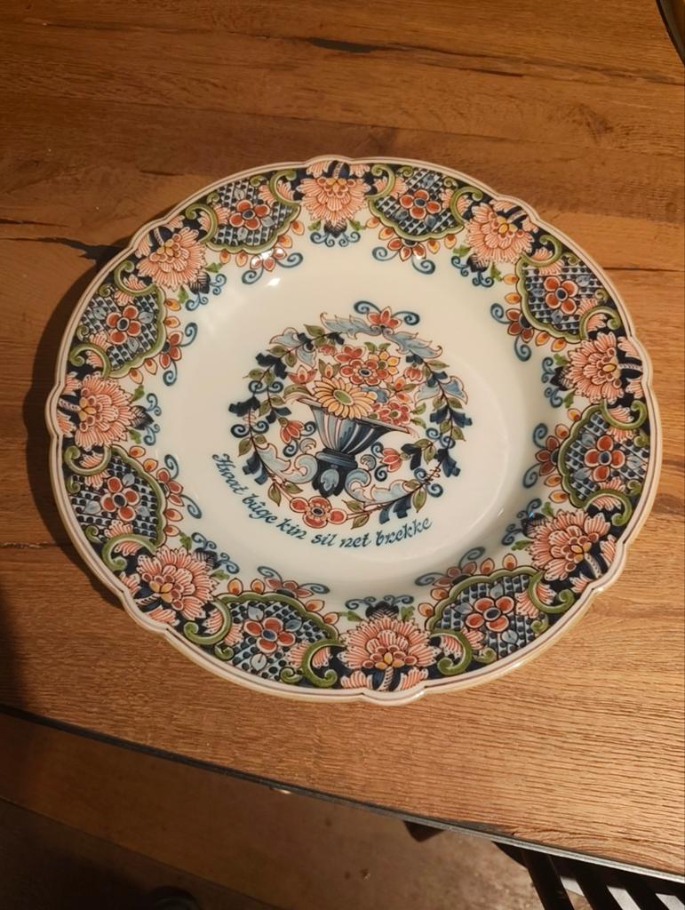 Makkumer Aardewerk Sierbord met Bloemmotief en Tekst, Antiek en Kunst, Antiek | Keramiek en Aardewerk, Ophalen of Verzenden
