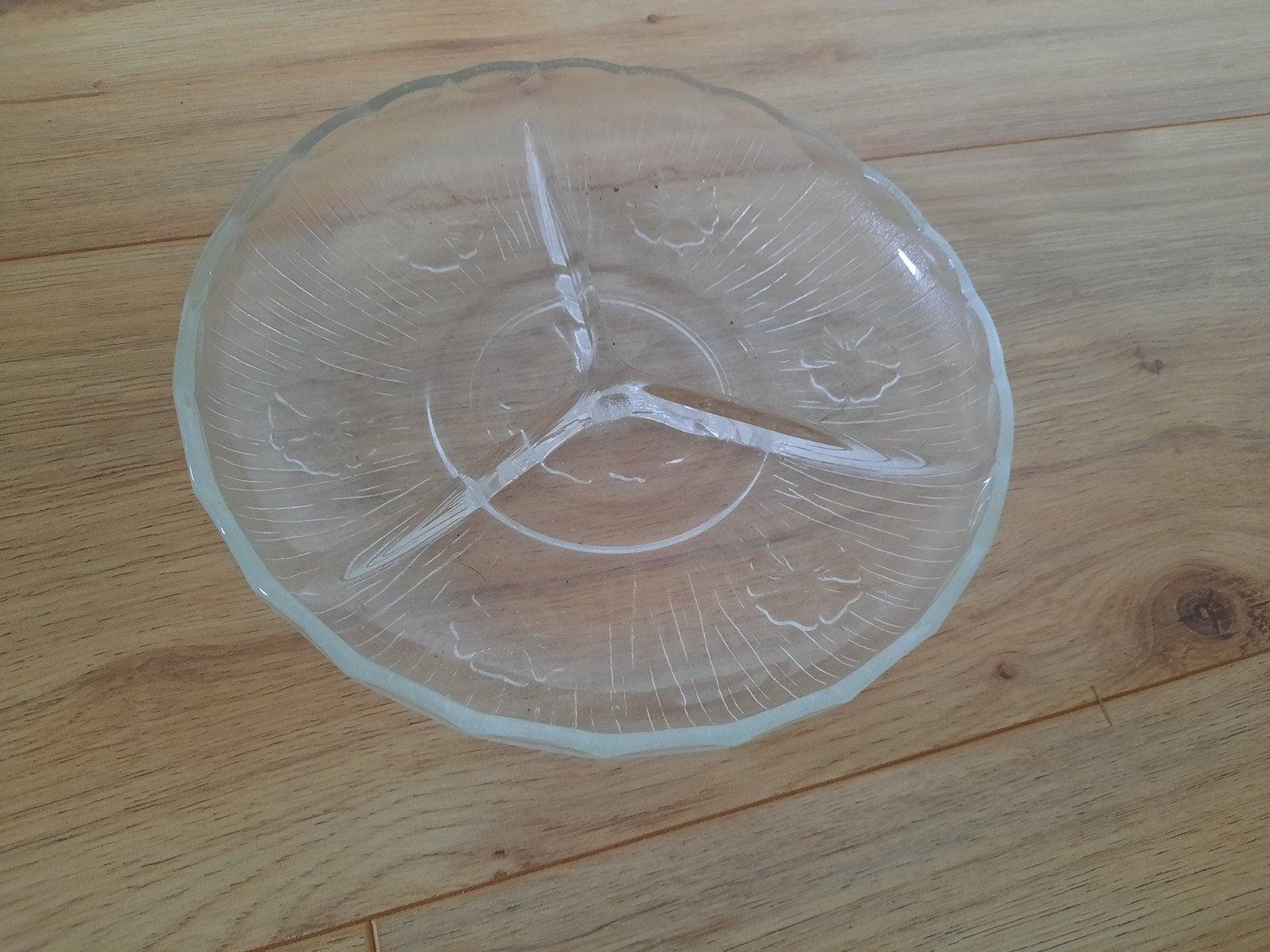 Glazen tapassschaal met drie vakjes. Versierd met bloemen, Huis en Inrichting, Ophalen of Verzenden, Zo goed als nieuw, Rond, Glas