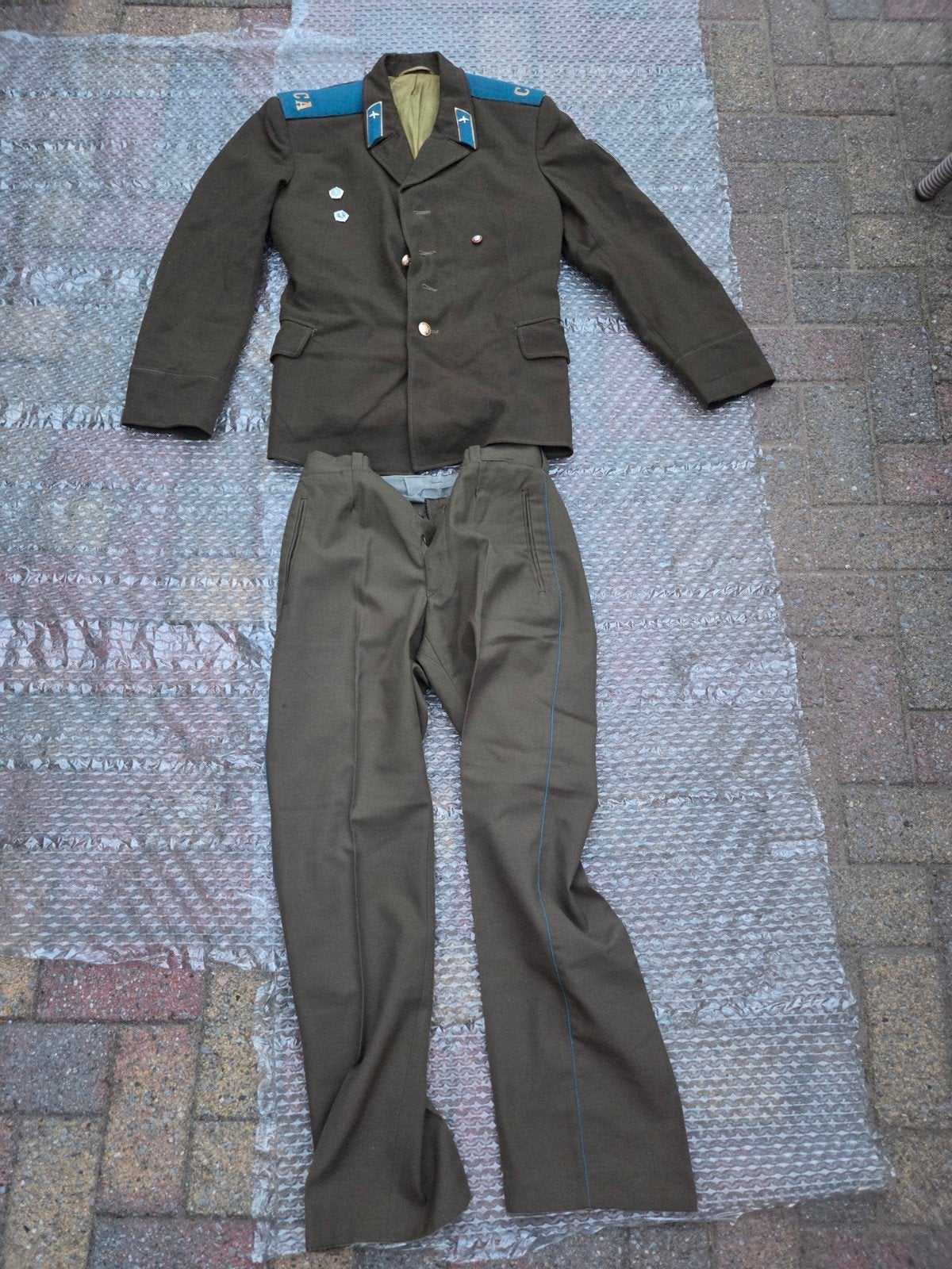 Rusland ussr CA uniform met badges pins blauw groen, Verzenden, Landmacht, Embleem of Badge