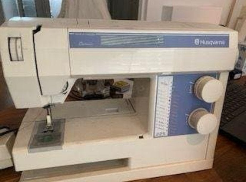 naaimachine van Husqvarna type 225 met voetjes/accessoires, Ophalen, Gebruikt, Naaimachine, Husqvarna