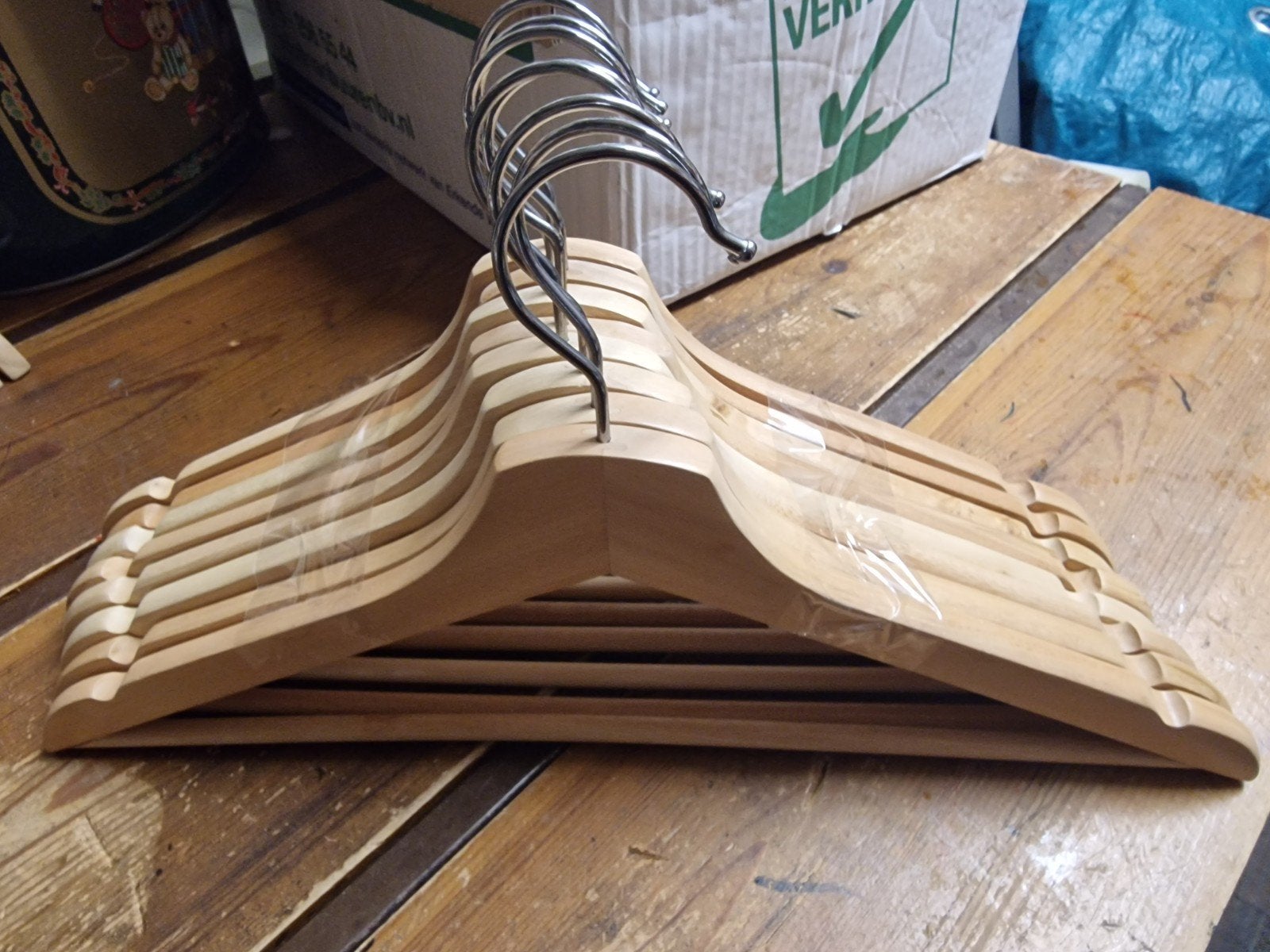 8 Houten Kleerhangers - Stevig en Stijlvol, Ophalen, Gebruikt, Hout, Volwassenen