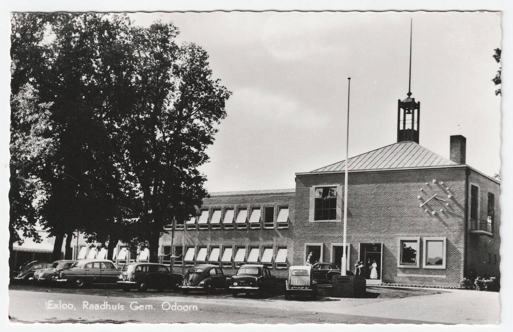 Exloo – Raadhuis Gem. Odoorn met bruidspaar plus auto's, Ophalen of Verzenden, 1960 tot 1980, Ongelopen, Drenthe