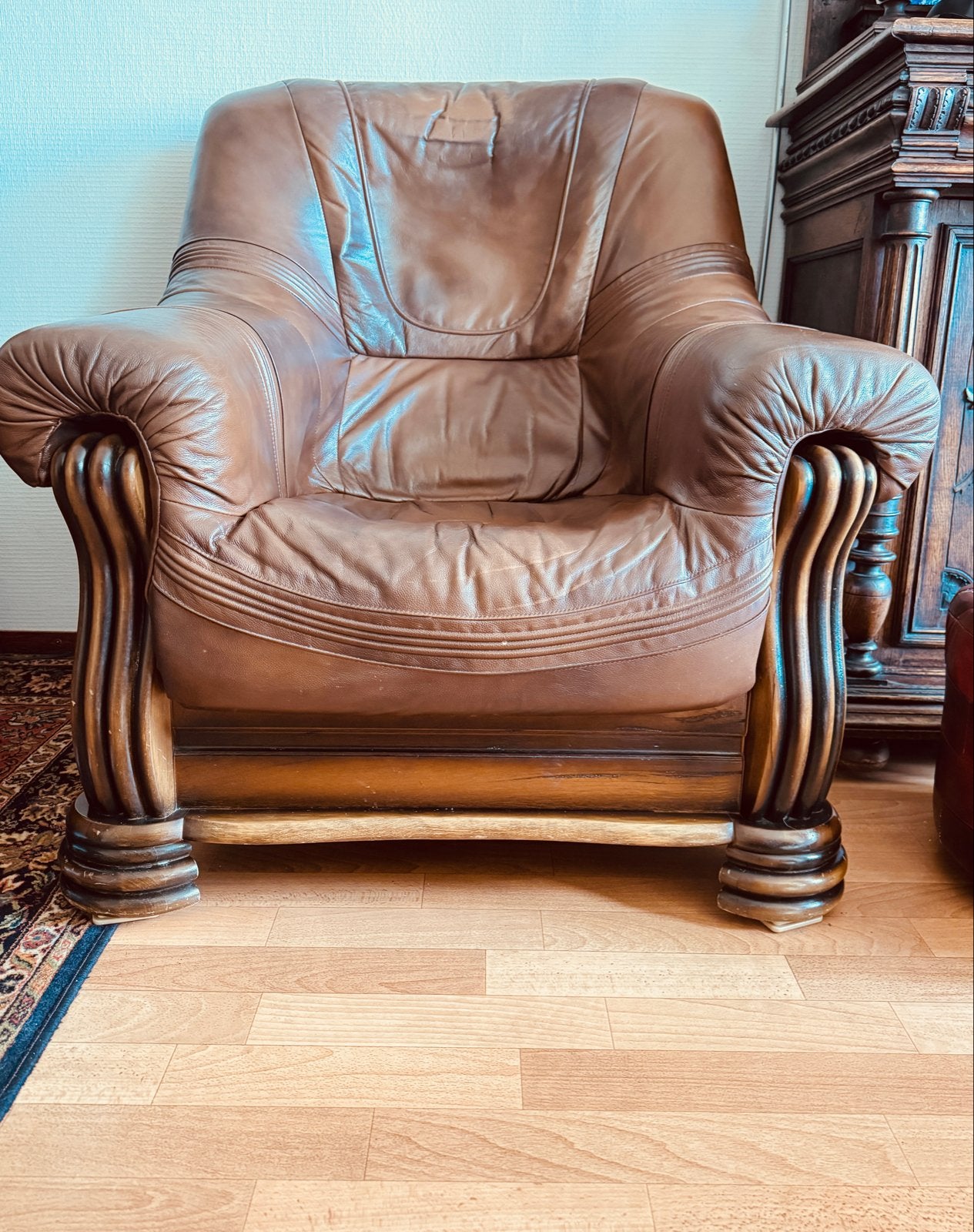 Leren fauteuil met houten details — GRATIS, Ophalen, Gebruikt, Barok, 75 tot 100 cm