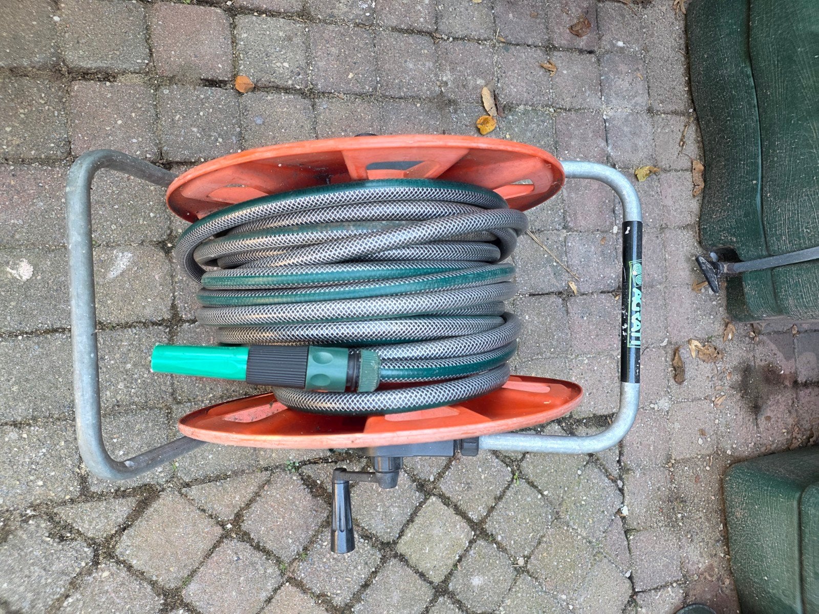 Tuinslang op haspel 30m met sproeikop en kraanaansluiting, Ophalen of Verzenden, Gebruikt, Tuinslanghaspel
