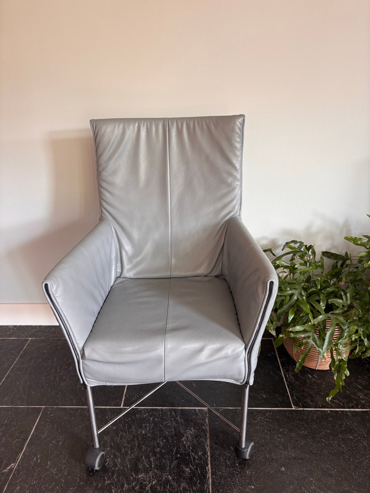 Design stoel van Montis, grijs leer, op wieltjes, Ophalen, Gebruikt, Leer, Vijf, Zes of meer stoelen