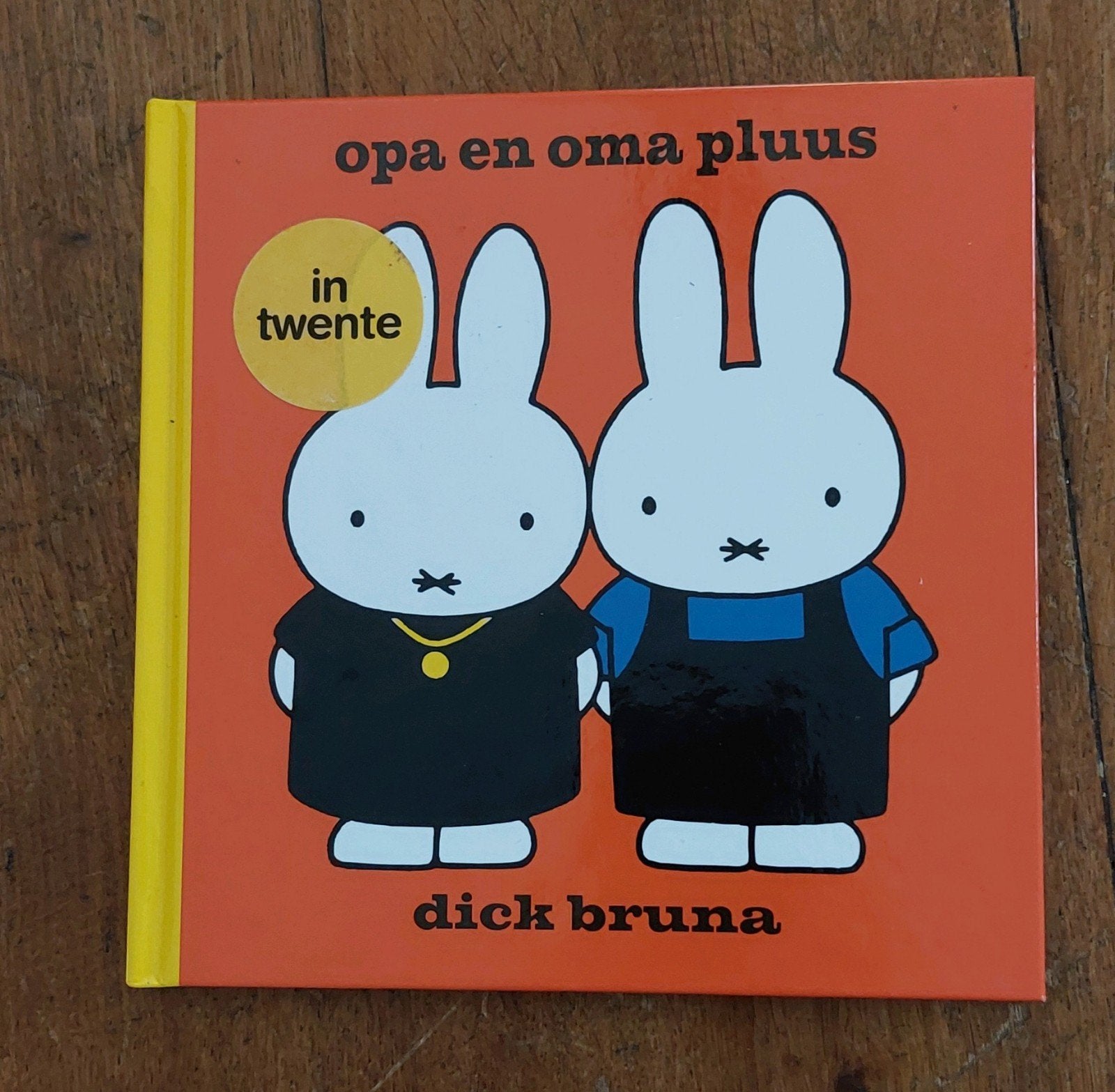 Dick Bruna - Opa en oma pluus in het Twents, Fictie algemeen, Ophalen of Verzenden, Zo goed als nieuw, Dick Bruna