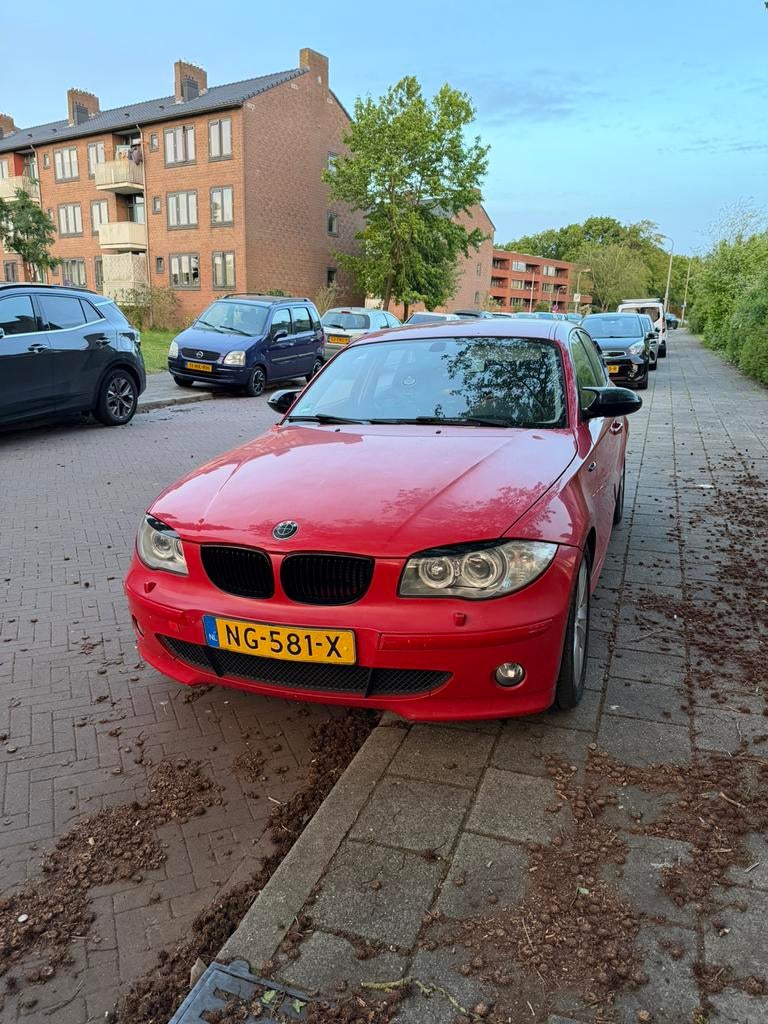 BMW 1-Serie 2.0 120I AUT 2005 Rood, Auto's, Achterwielaandrijving, 1995 cc, 4 cilinders, 665 kg