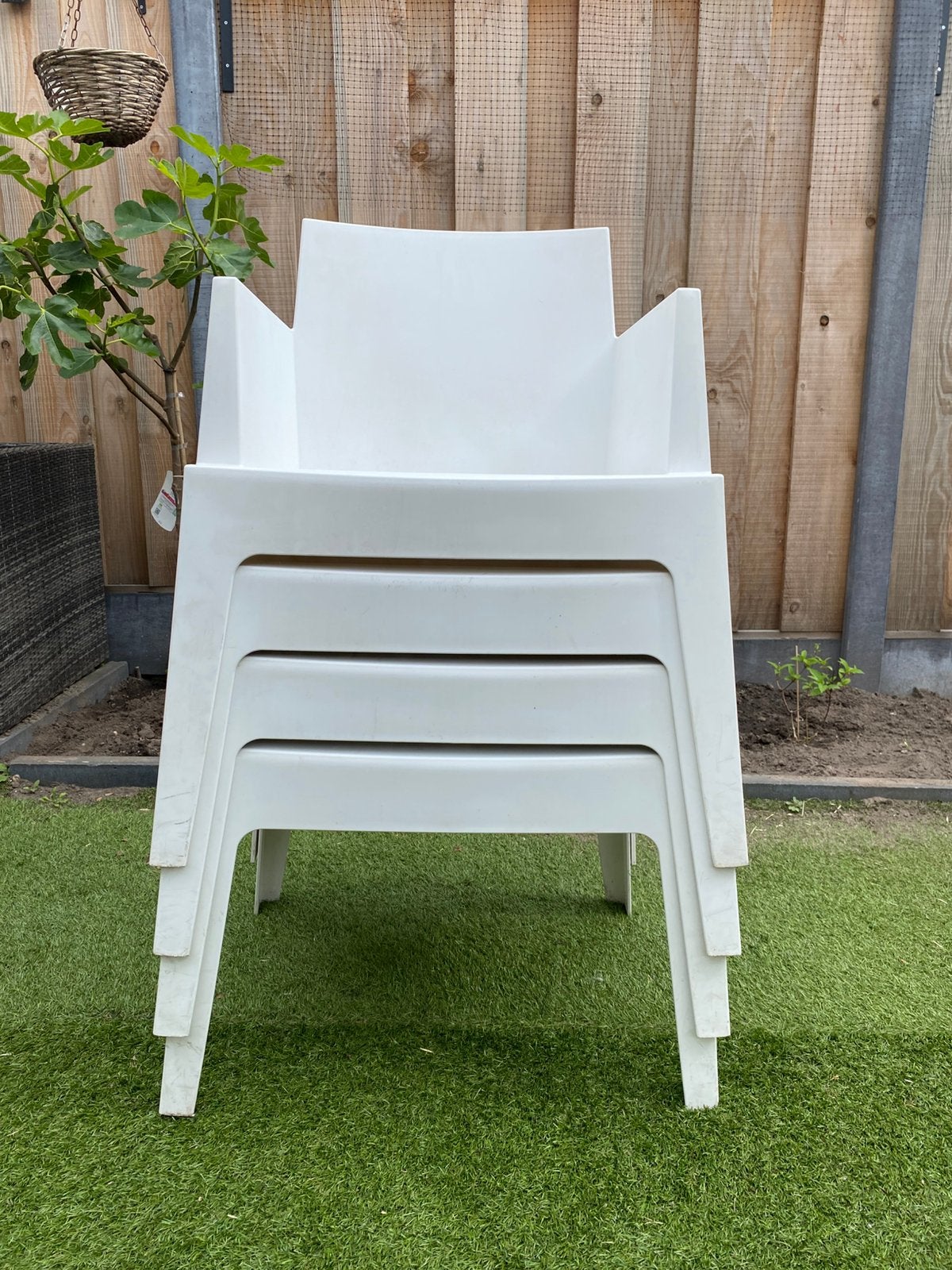 4 witte stapelbare stoelen, Tuin en Terras, Tuinstoelen, Zo goed als nieuw, Kunststof, Stapelbaar, Ophalen