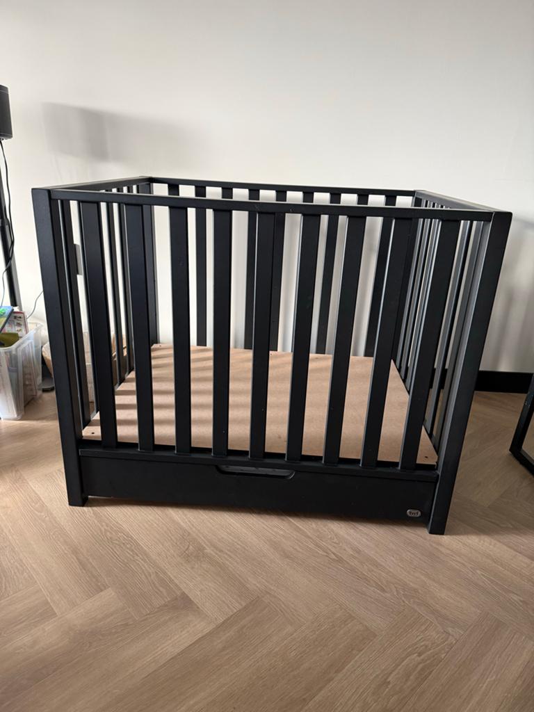 TWF Box Sam Mat Zwart met Lade, Kinderen en Baby's, Boxen, Zo goed als nieuw, Rechthoekig, In hoogte verstelbaar, Ophalen