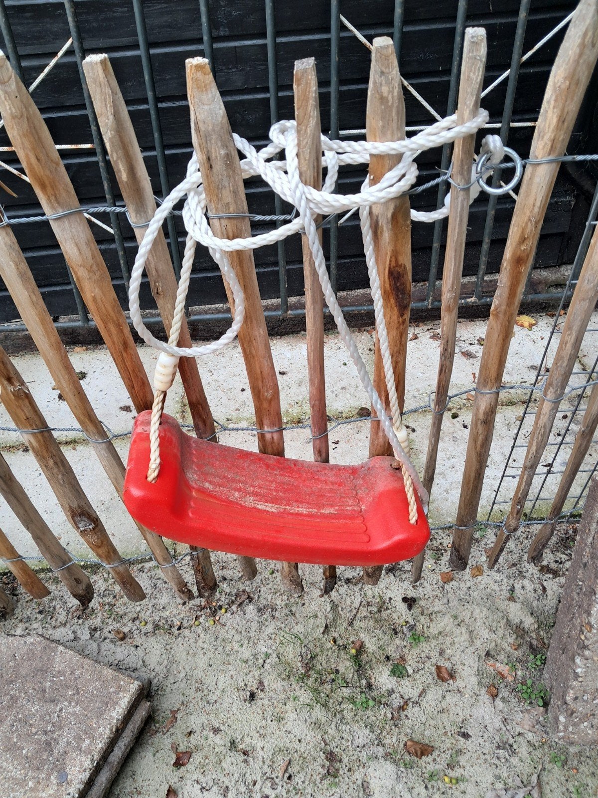 Rode schommelzitje met touwen, Kinderen en Baby's, Ophalen of Verzenden, Gebruikt, Schommel