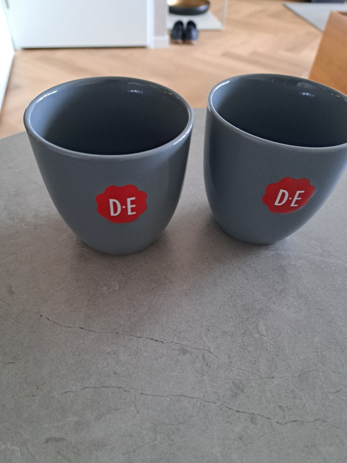 Douwe Egberts bekers, donkergrijs met rood logo, 2 stuks, Huis en Inrichting, Overige merken, Keramiek, Ophalen of Verzenden, Zo goed als nieuw