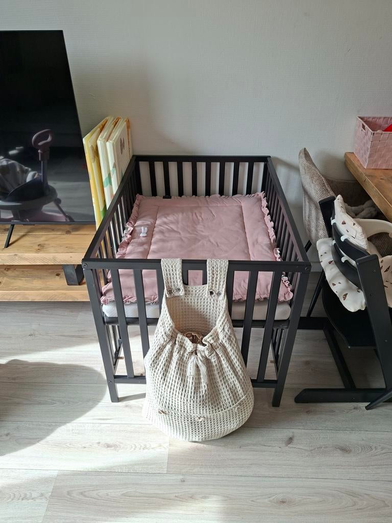 Zwarte box met matras, boxkleed en boxzak, Kinderen en Baby's, Boxen, Ophalen, Gebruikt, Boxkleed